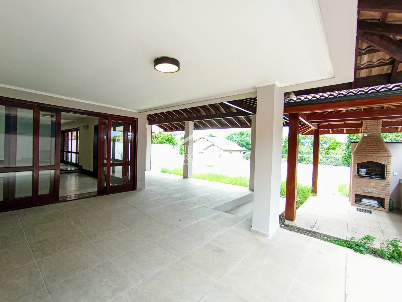 Casa à venda e locação com 4 suítes no Condomínio Colonial Village I em Pindamonhangaba/SP.