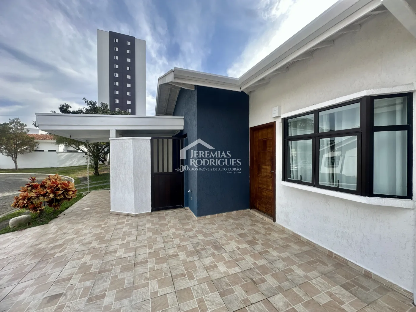 Casa para venda e locação com 4 dormitórios no Condomínio Alto dos Pinheiros em Taubaté/SP.