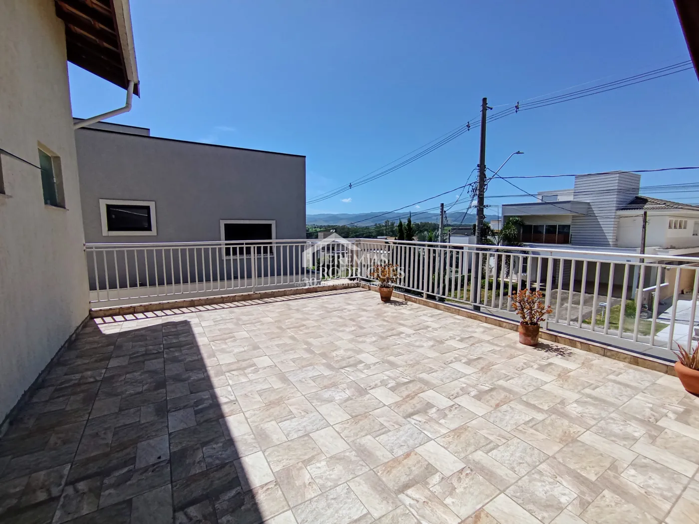 Casa à venda com 3 suítes no Condomínio Reserva dos Lagos em Pindamonhangaba/SP.