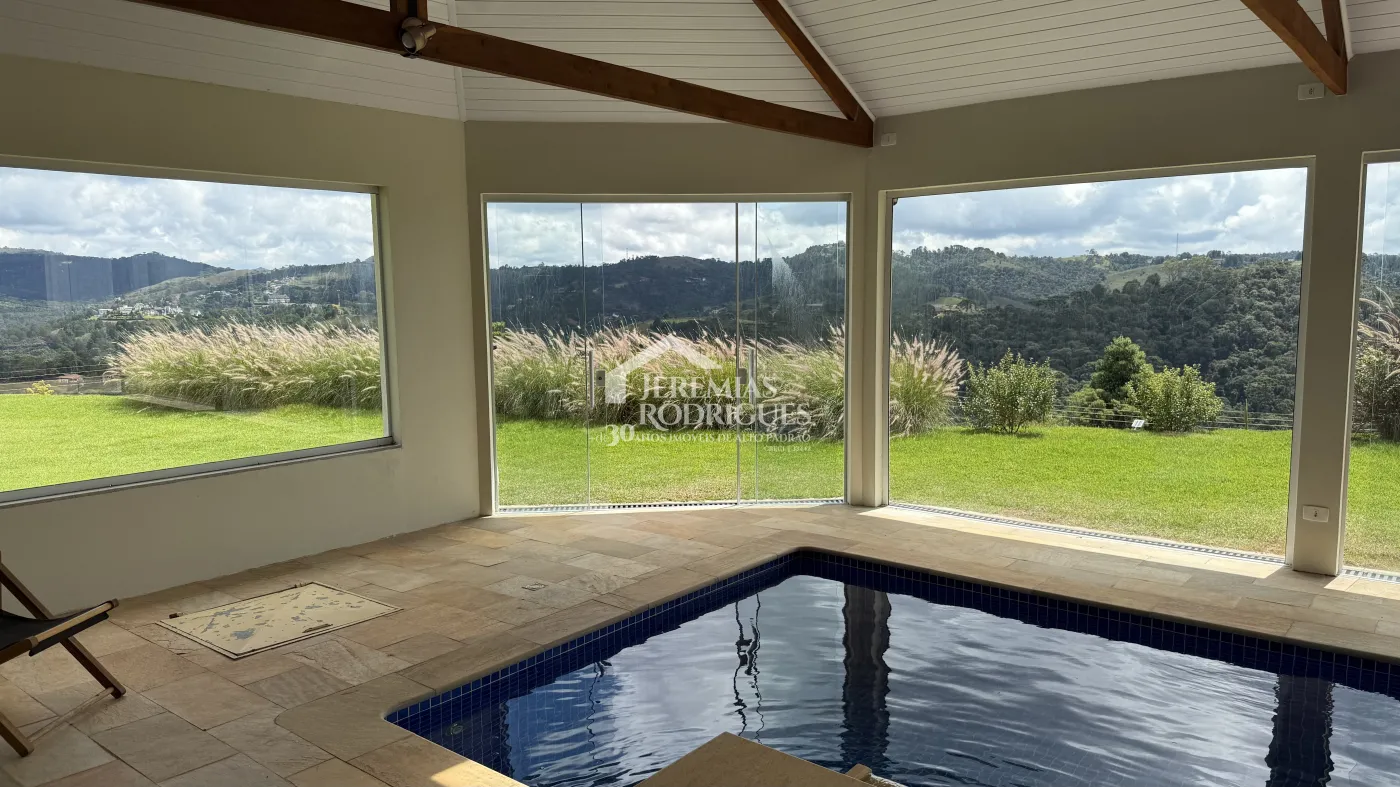 Casa à venda com 4 suítes no Condomínio Jardim Monte Belo em Campos do Jordão/SP.