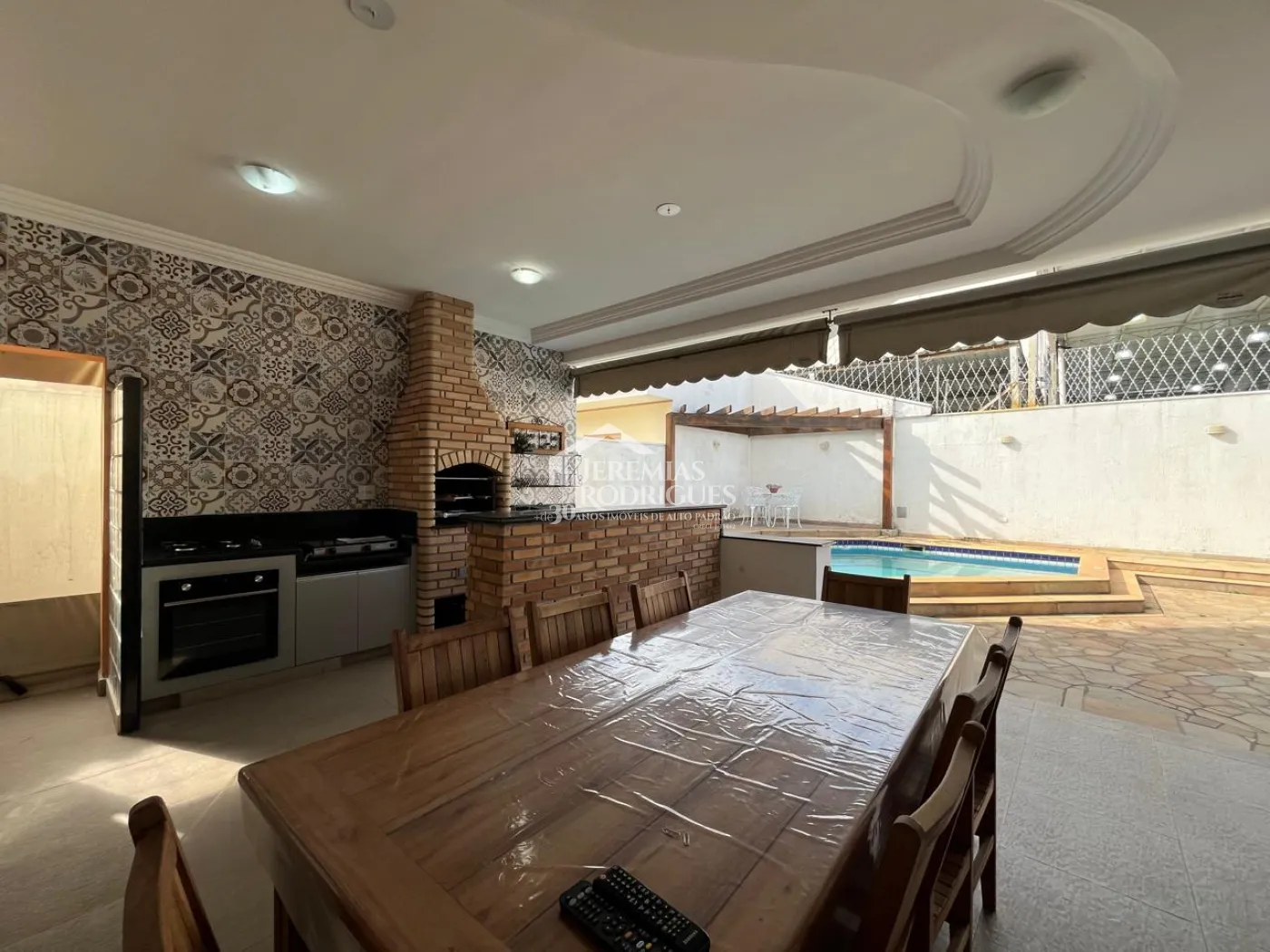 Casa à venda com 4 suítes no Condomínio Taubaté Village em Taubaté/SP.