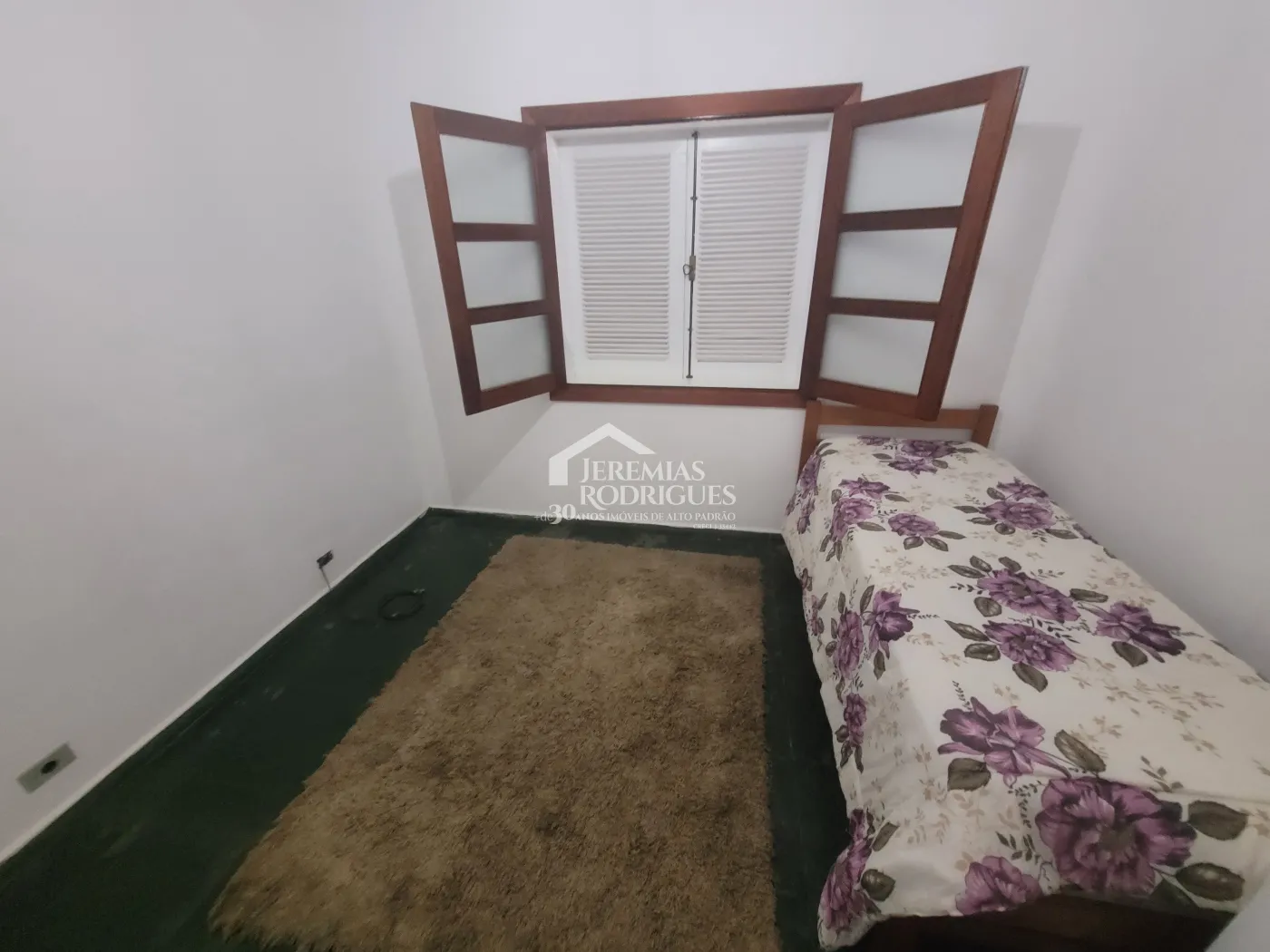 Casa para venda e locação com 3 dormitórios no Parque São Domingos em Pindamonhangaba/SP.