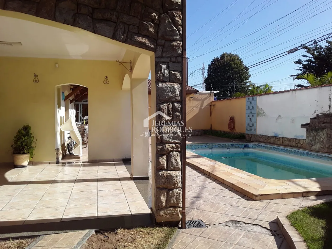 Casa sobradada à venda com 3 dormitórios no bairro Jardim Morumby em Taubaté/SP