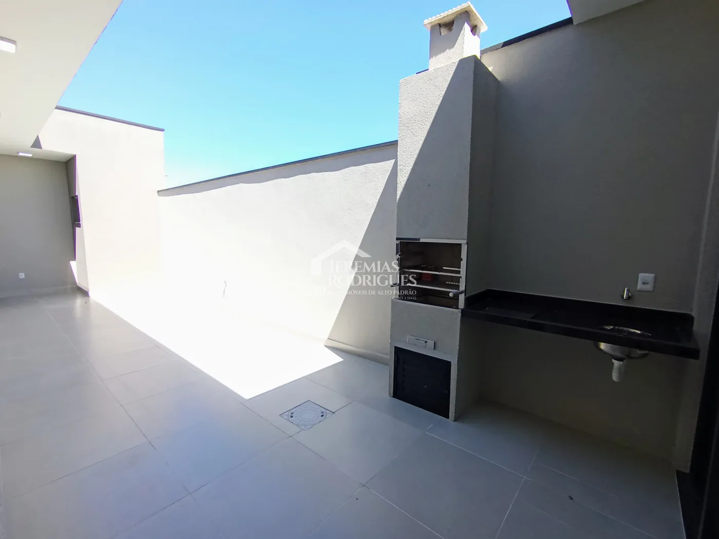 Casa para venda e locação com 3 dormitórios no Bosque da Imperatriz em Pindamonhangaba/SP.