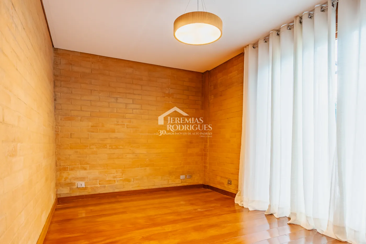 Casa com 4 suítes no condomínio Reserva Figueiredo em Campos do Jordão/SP