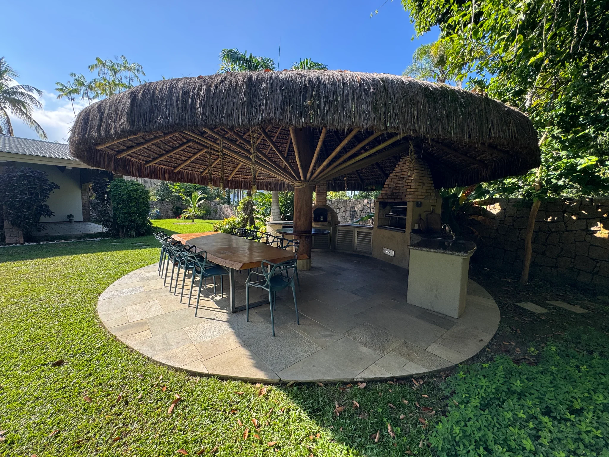 Casa á venda com 5 suítes, pé na areia no Condomínio Domingas Dias em Ubatuba/SP.