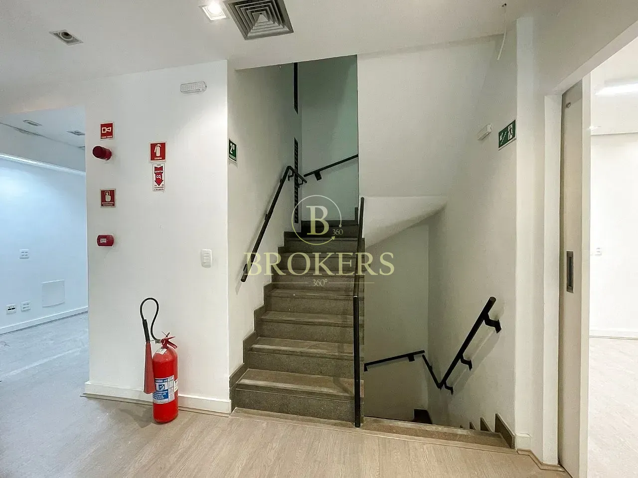 Prédio corporativo independente com 4 pavimentos em Botafogo