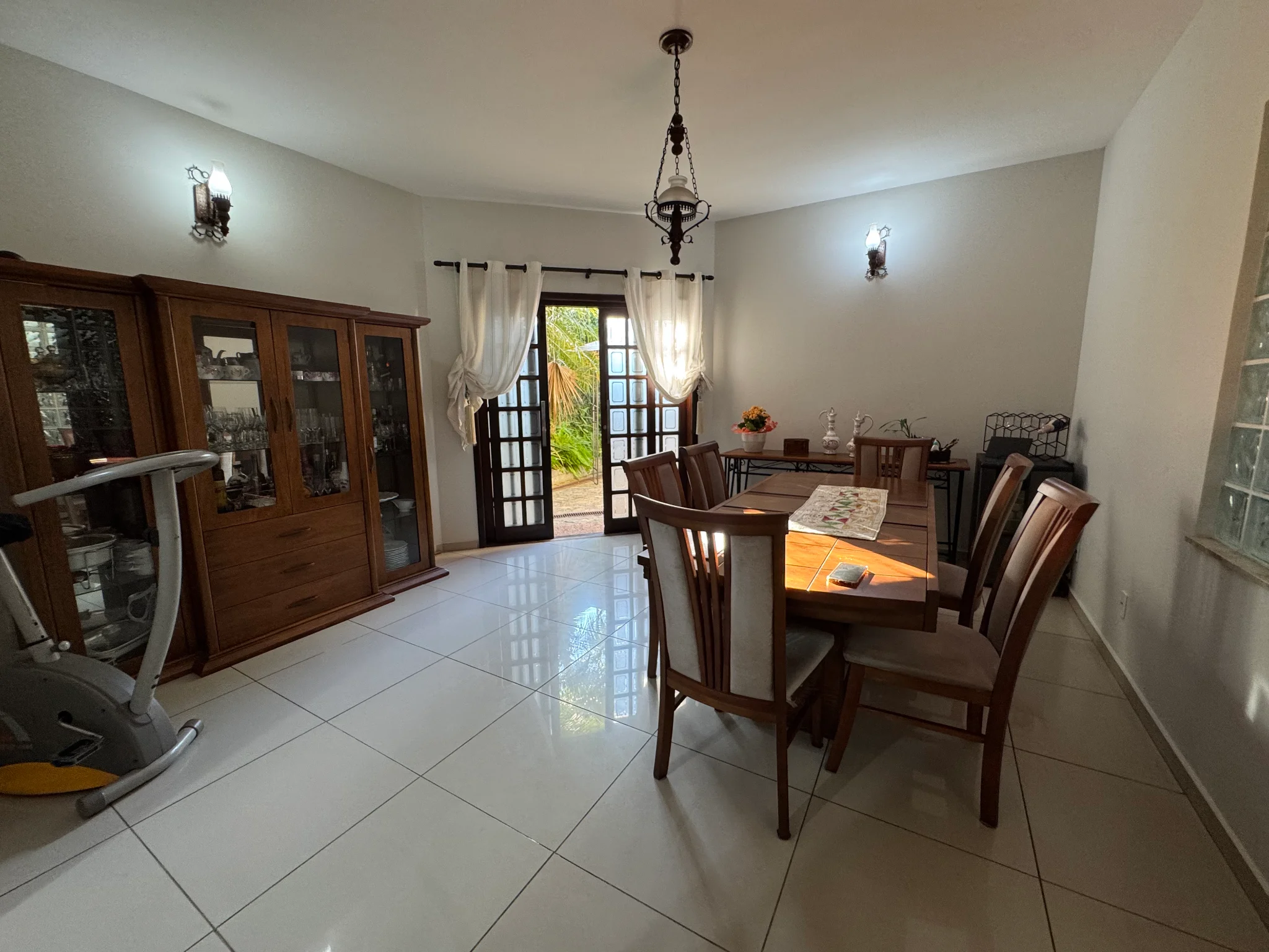 Casa à venda no bairro Jardim Residencial Doutor Lessa em Pindamonhangaba/SP. 