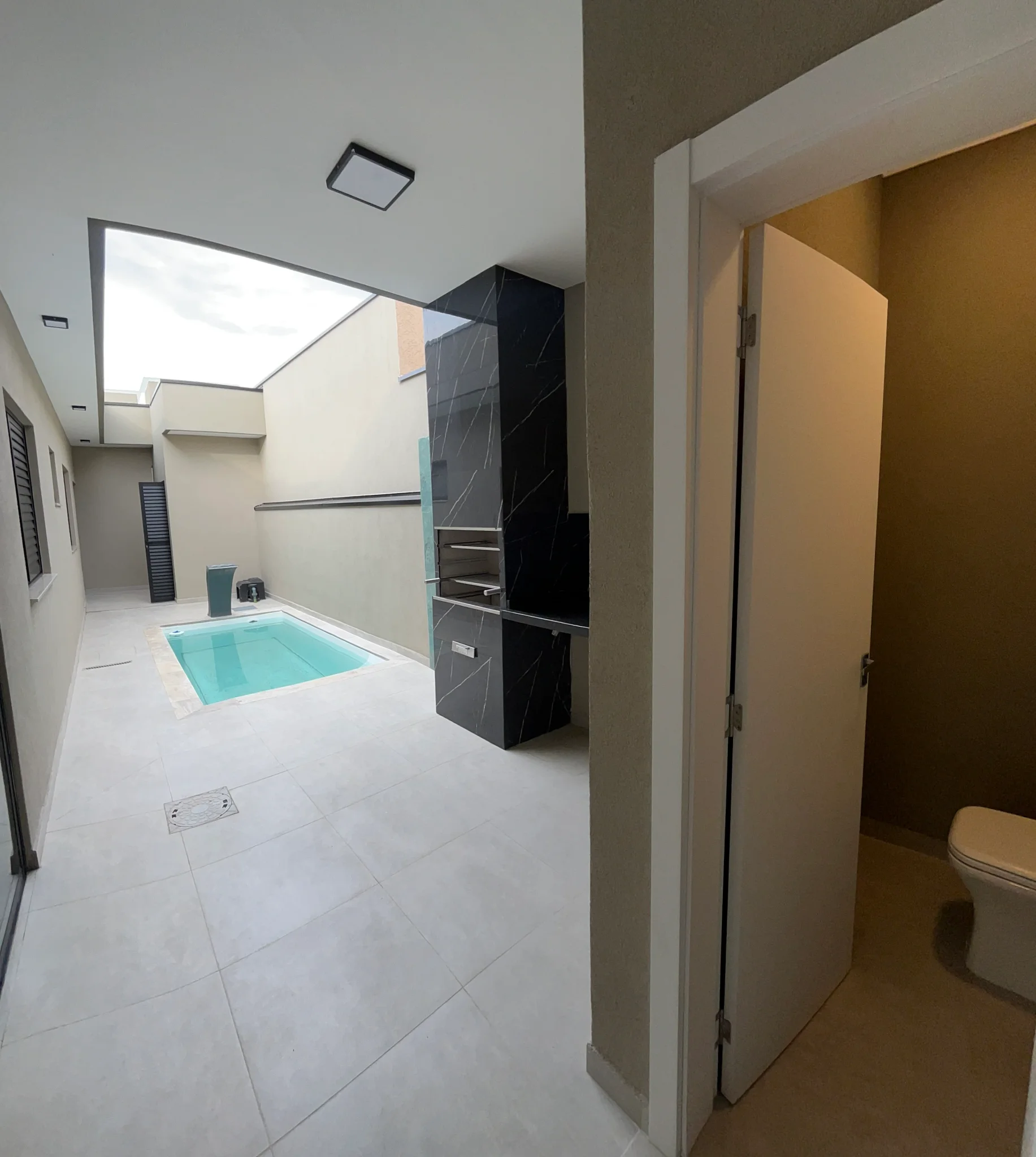 Casa térrea moderna com ilha gourmet à venda no Condomínio Laguna Residencial em Pindamonhangaba/SP