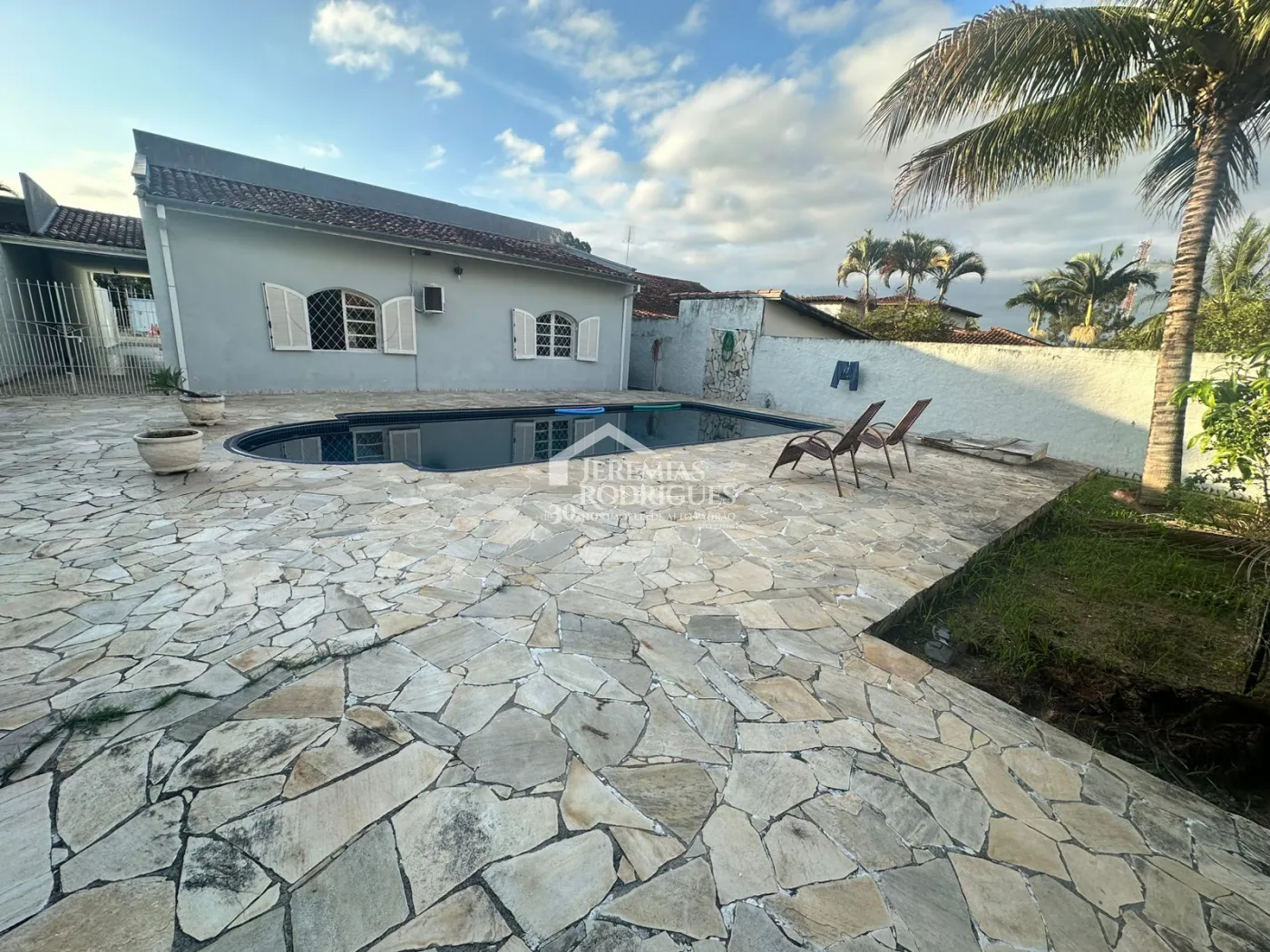 Casa para venda e locação com 3 dormitórios no bairro Jardim Residencial Doutor Lessa em Pindamonhangaba/SP