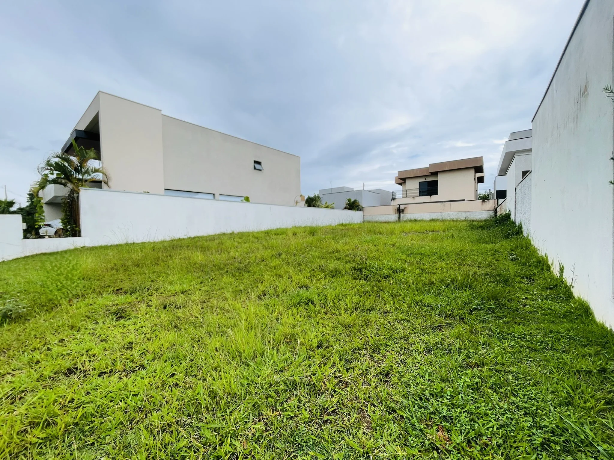 Terreno com 403 m² no Condomínio Ouro Ville em Taubaté/SP. 