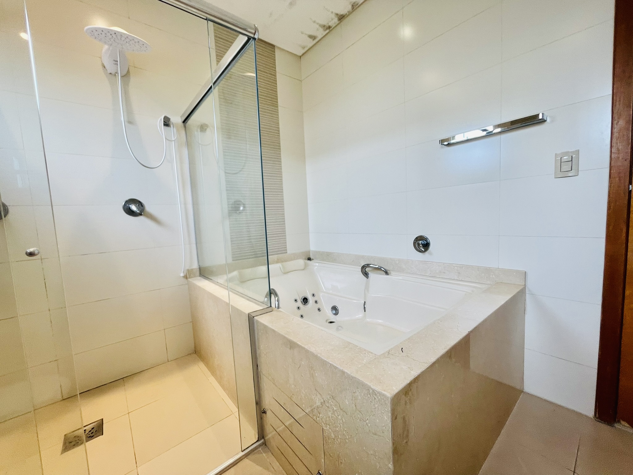 Casa para venda com 4 dormitórios no Condomínio Campos Do Conde I em Tremembé/SP