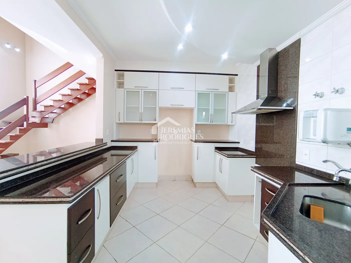 Casa à venda com 3 dormitórios no Condomínio Vale dos Príncipes em Taubaté/SP.