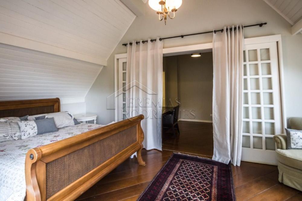 Casa à venda com 7 dormitórios no bairro Recanto das Araucárias em Campos do Jordão/SP.