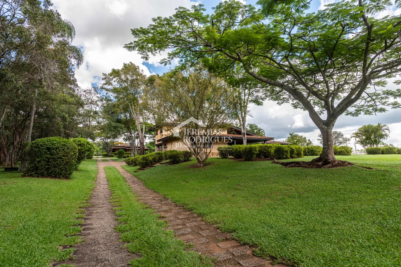 Sitio com 9 suítes, 2.600 m² - Piracaia/SP.