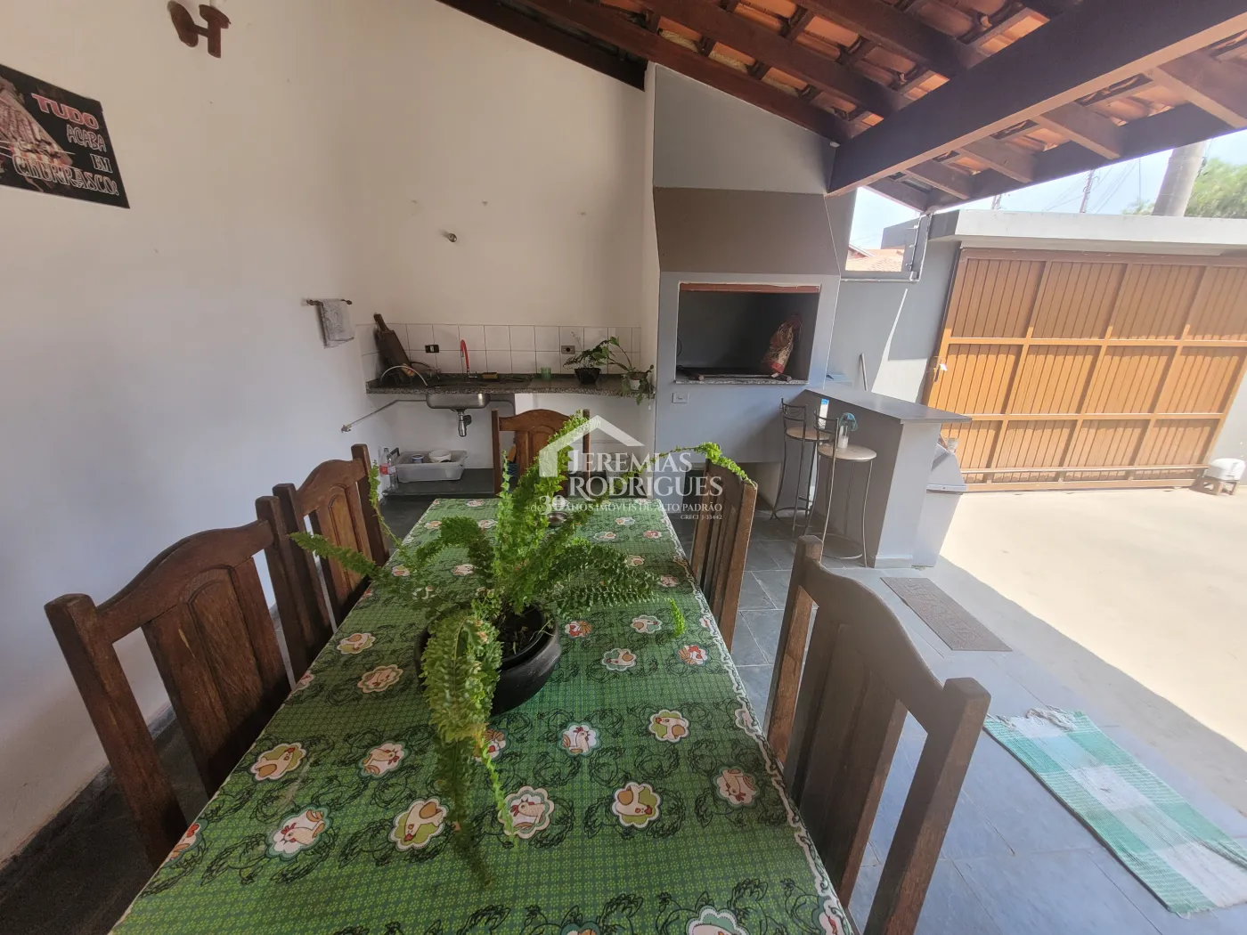 Casa para venda e locação com 3 dormitórios no Parque São Domingos em Pindamonhangaba/SP.
