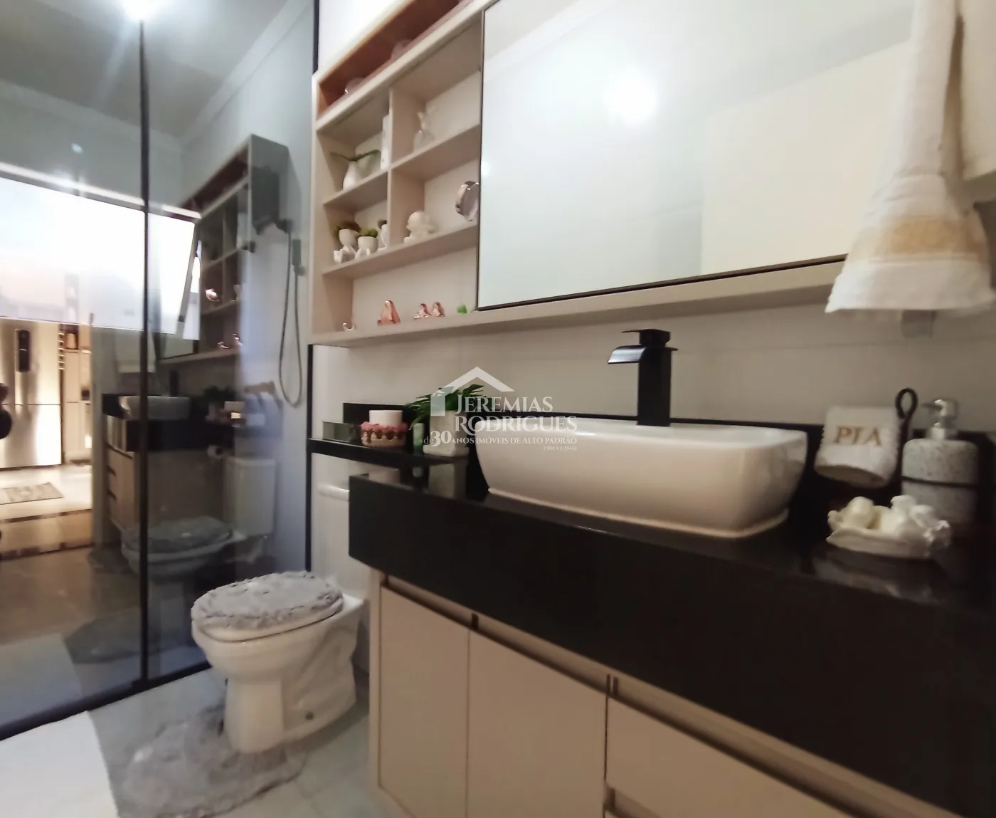 Casa à venda com 3 dormitórios no Condomínio Terras do Vale em Caçapava/SP.