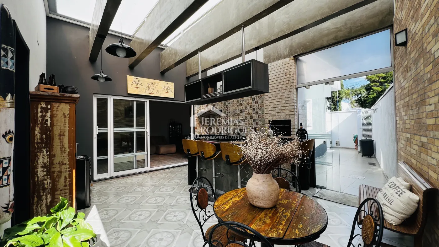 Casa à venda com 3 suítes no Condomínio Campos do Conde II Chambord em Tremembé/SP