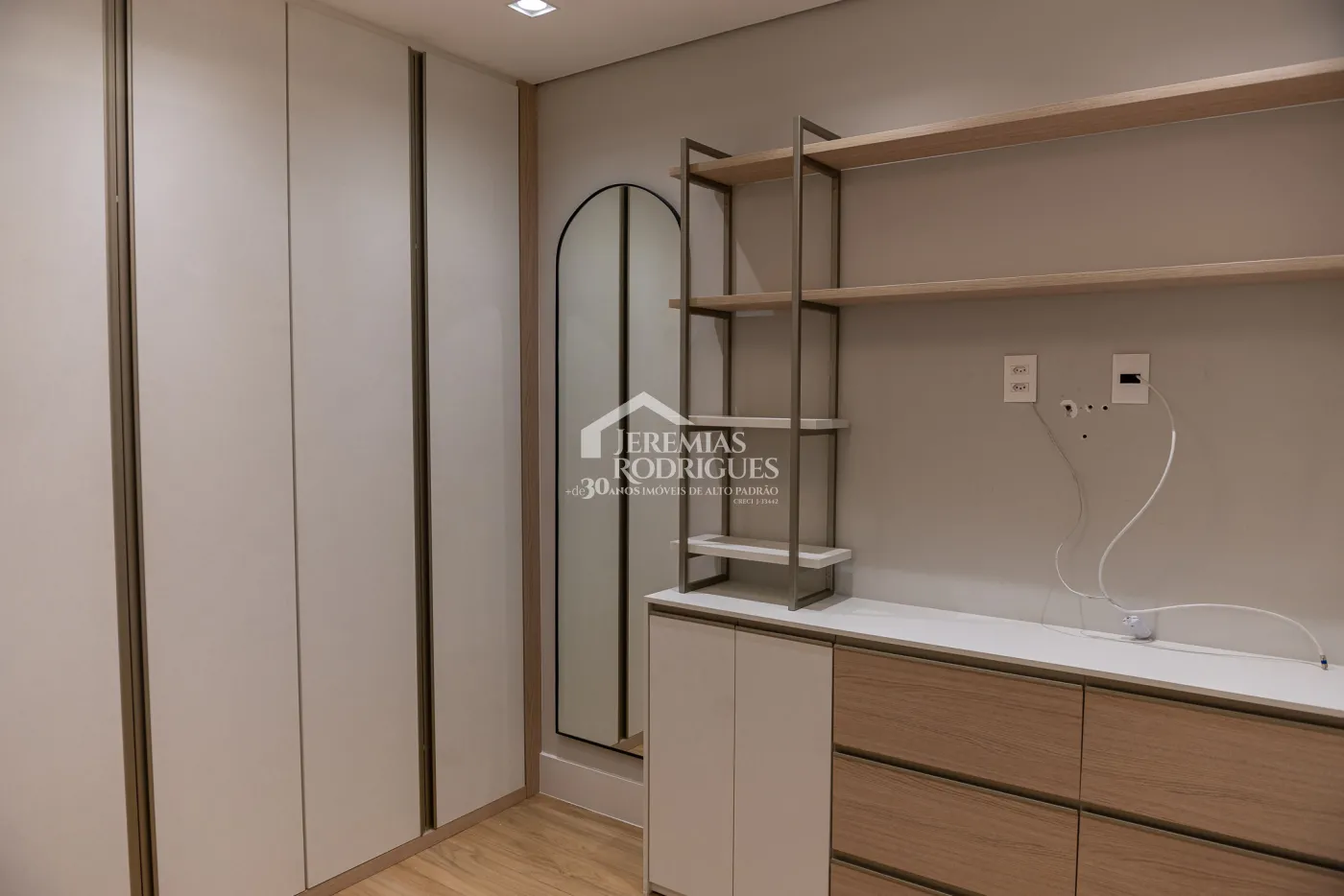 Apartamento à venda com 3 dormitórios, 98 m² no Edifício Bauhaus em Pindamonhangaba/SP.