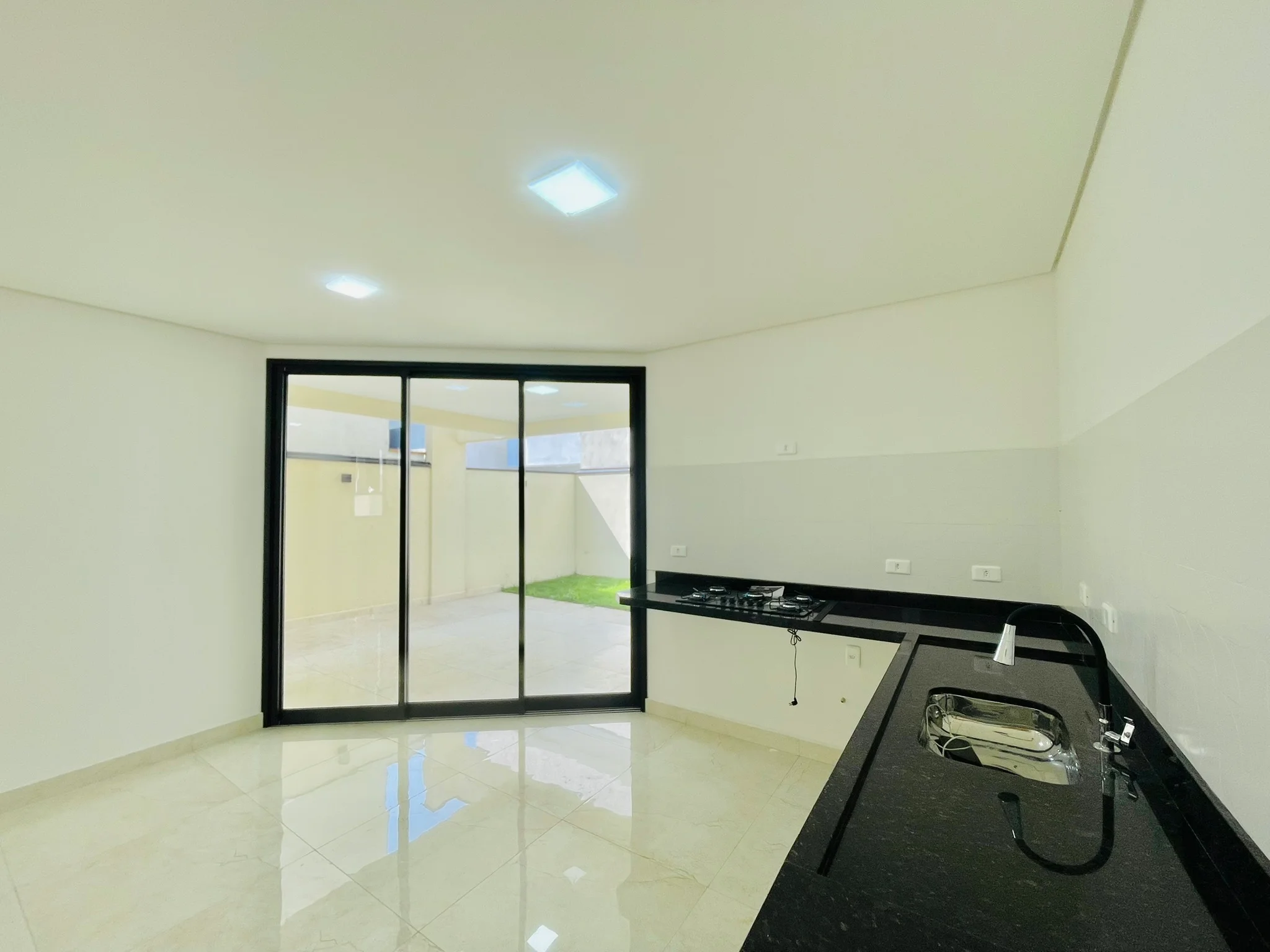 Casa com 3 dormitórios à venda no Condomínio Recanto Tropical em Taubaté/SP.