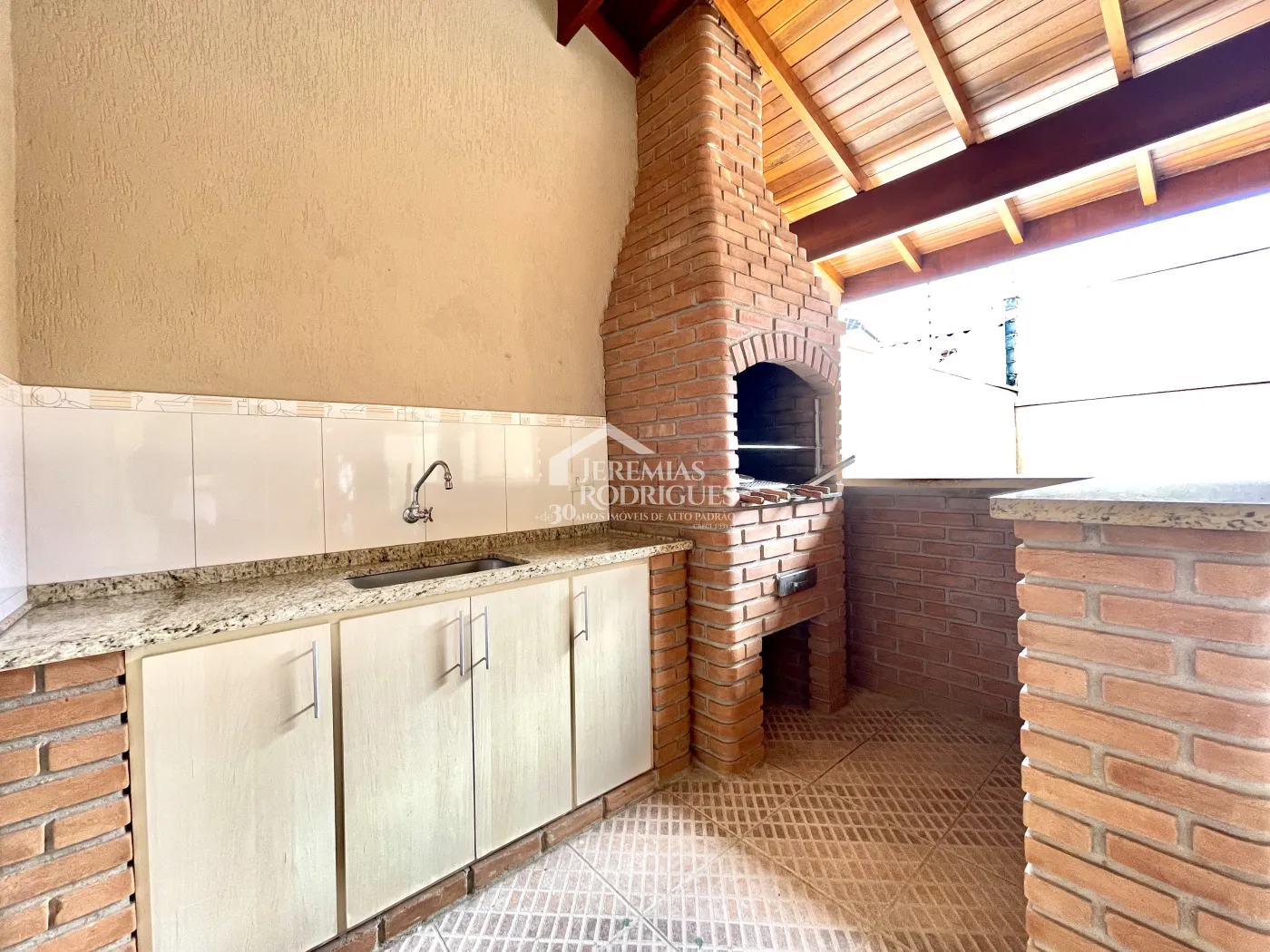 Casa para locação com 3 suítes no Condomínio Campos do Conde III em Tremembé/SP. 