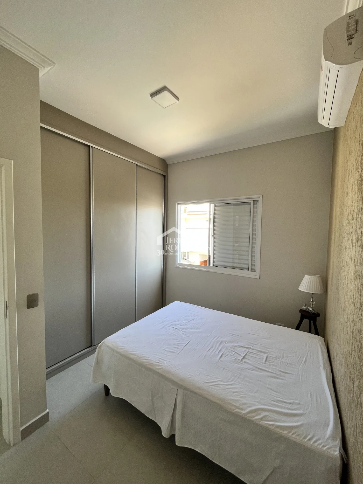 Casa assobradada à venda com 3 suítes no Condomínio Morada do Visconde em Tremembé /SP.