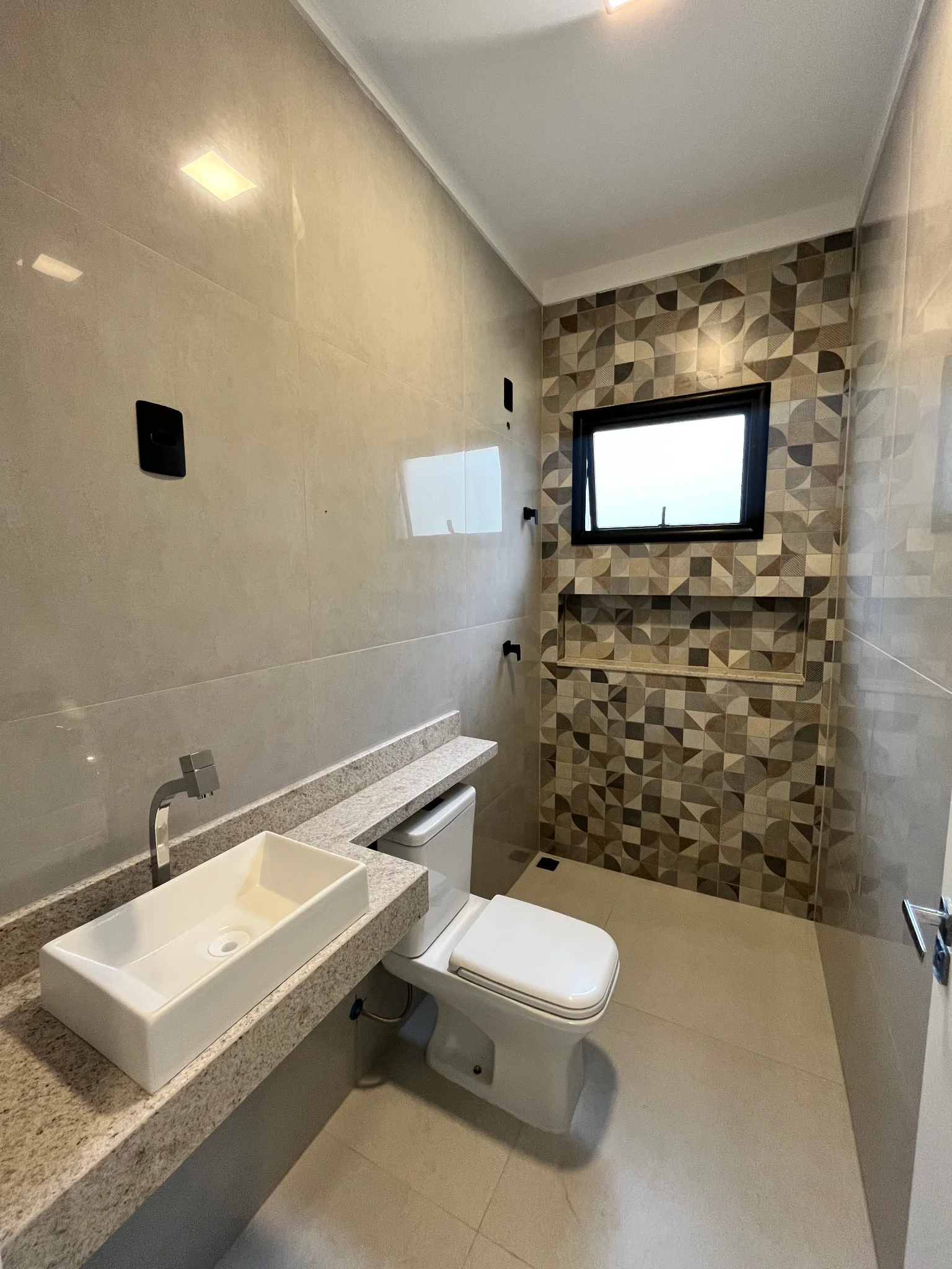 Casa térrea moderna com ilha gourmet à venda no Condomínio Laguna Residencial em Pindamonhangaba/SP
