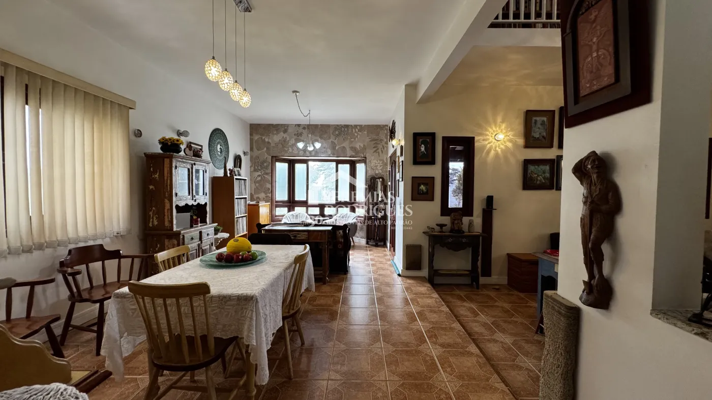 Casa assobradada à venda com 4 dormitórios no Condomínio Jardim das Hortênsias em Taubaté/SP.