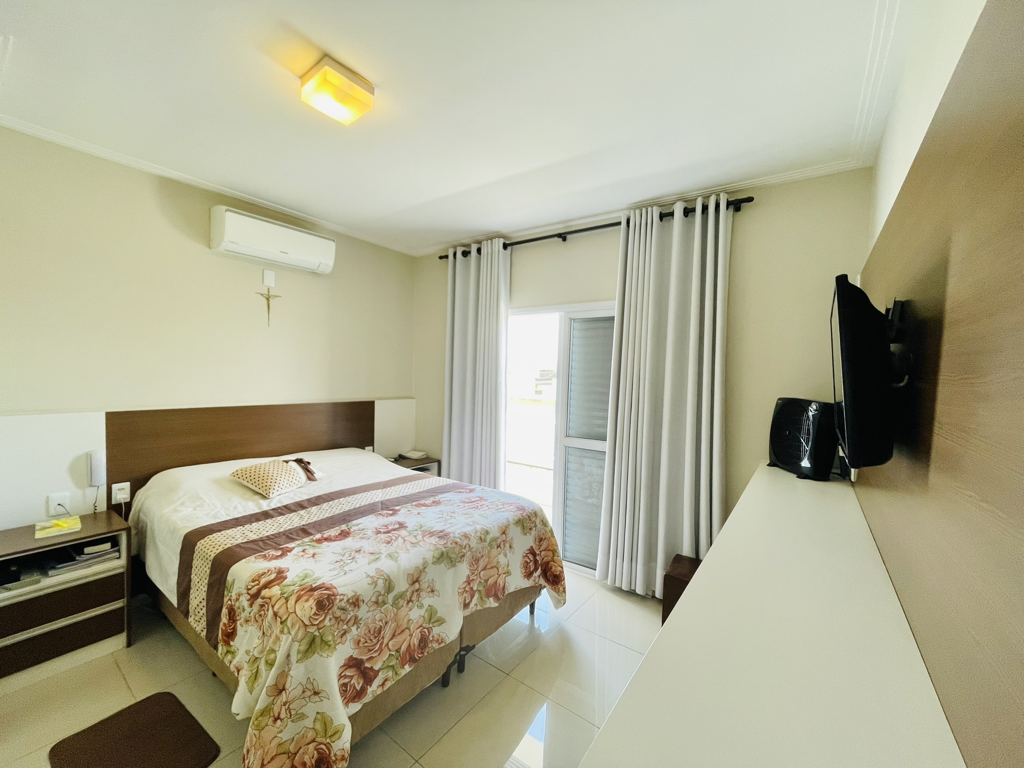 Casa à venda com 3 dormitórios no Condomínio Moema Ville em Pindamonhangaba/SP.