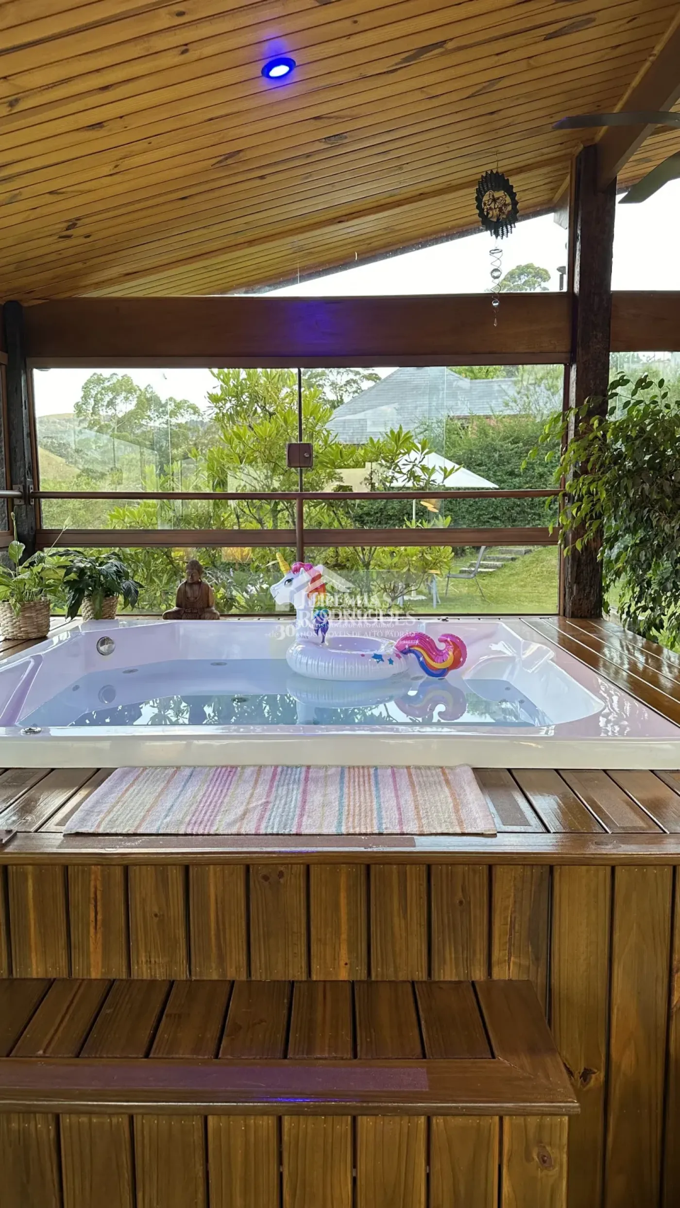 Casa à venda com 5 suítes no bairro Nova Capivari em Campos do Jordão/SP