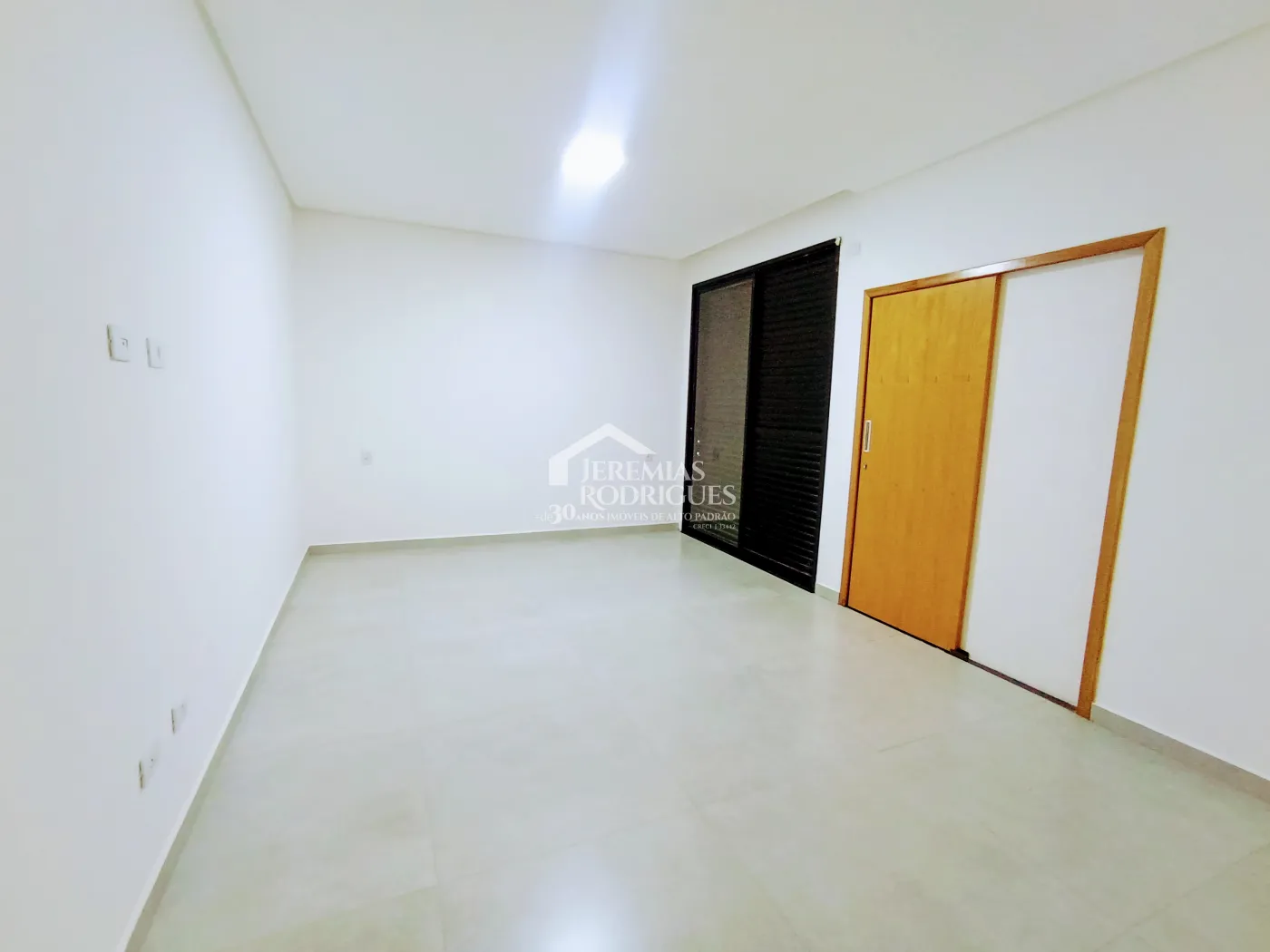 Casa à venda com 3 suítes no Condomínio Campos do Conde II em Tremembé/SP.