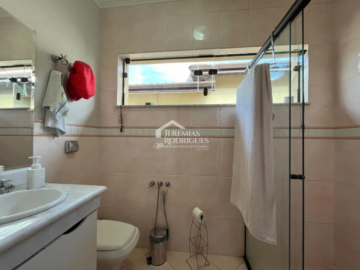 Casa à venda com 4 suítes no Condomínio Taubaté Village em Taubaté/SP.