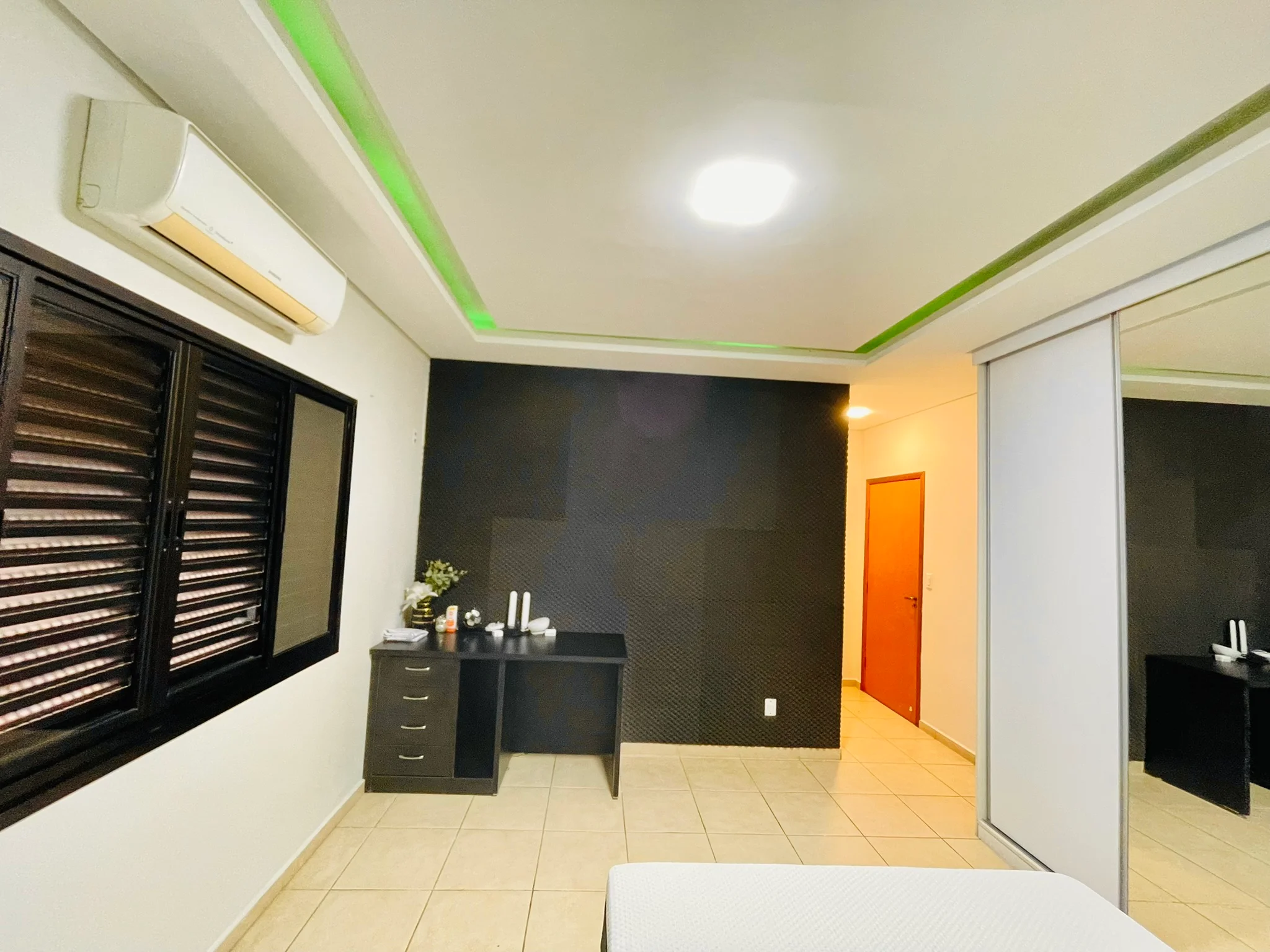 Casa à venda com 4 dormitórios no Condomínio Colonial Village I em Pindamonhangaba/SP. 