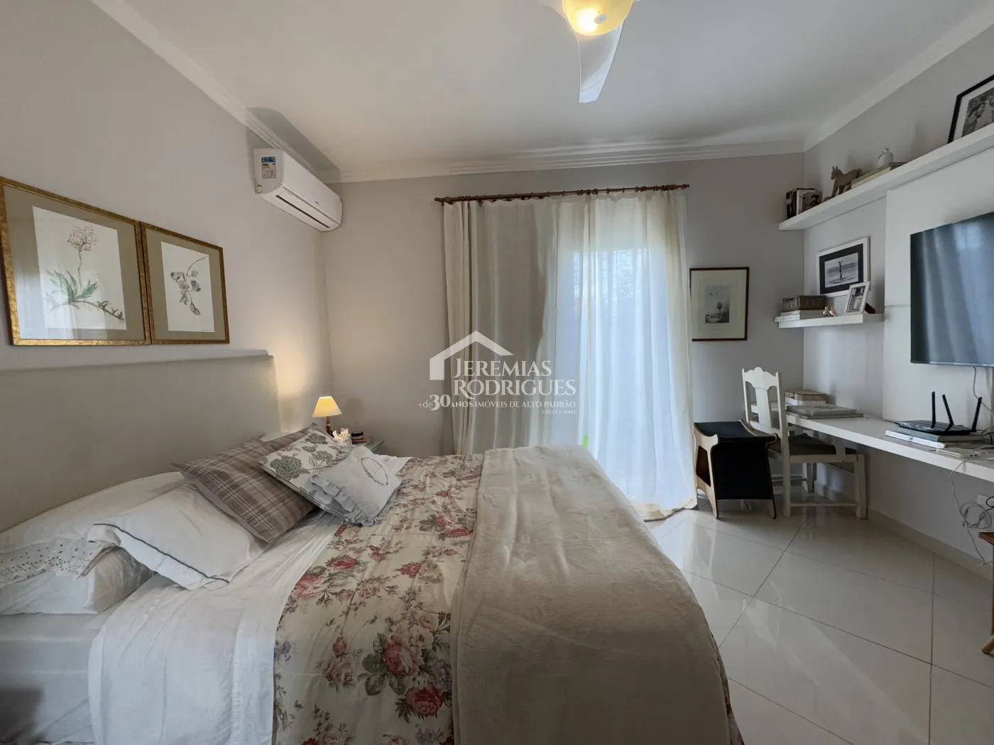 Casa à venda com 3 suítes no Condomínio Real Ville em Pindamonhangaba/SP.