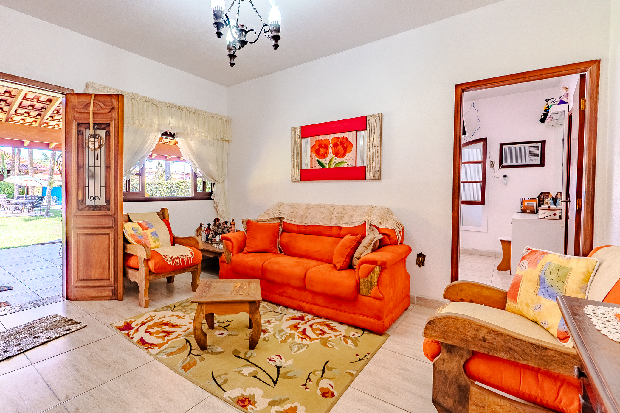 Casa à venda com 4 dormitórios no Condomínio Village Paineiras em Pindamonhangaba/SP.