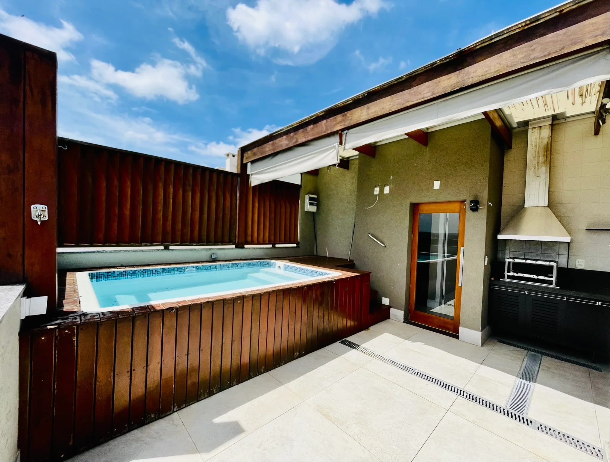 Cobertura duplex com 3 dormitórios no Condomínio Monte Castelo em  Taubaté/SP. 