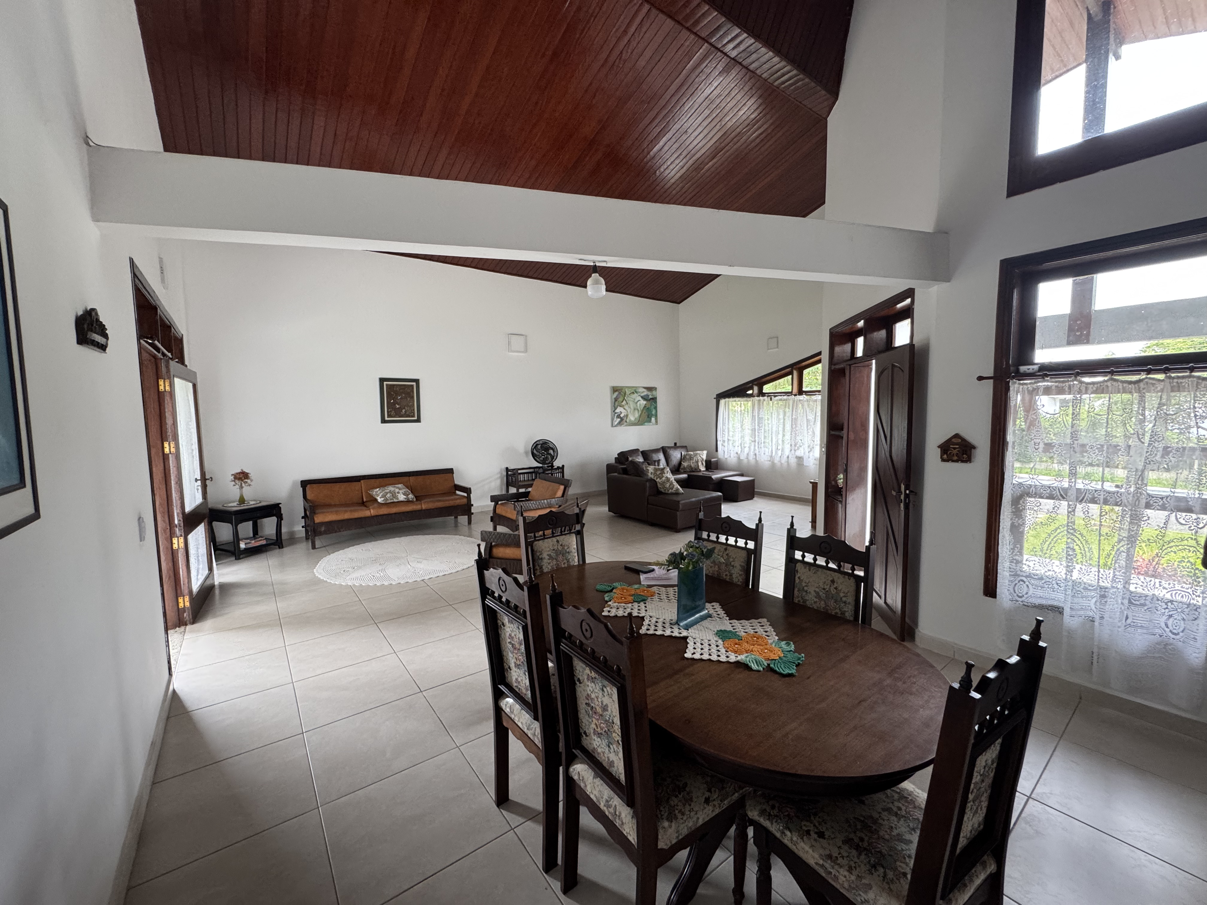 Casa à venda com 3 dormitórios no Condomínio Village Paineiras em Pindamonhangaba/SP.