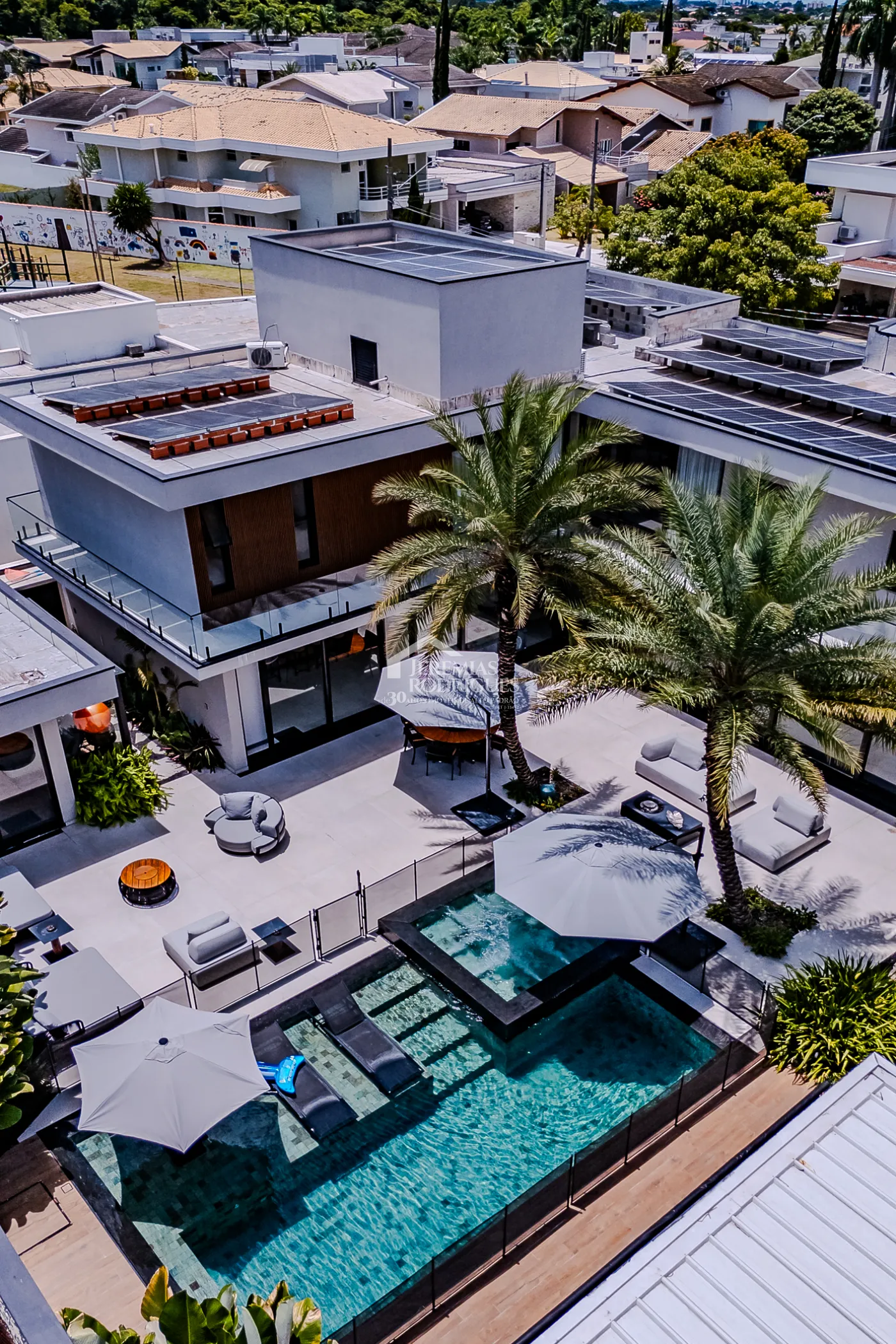 Casa à venda com 4 suítes no Condomínio Taubaté Village em Taubaté/SP.