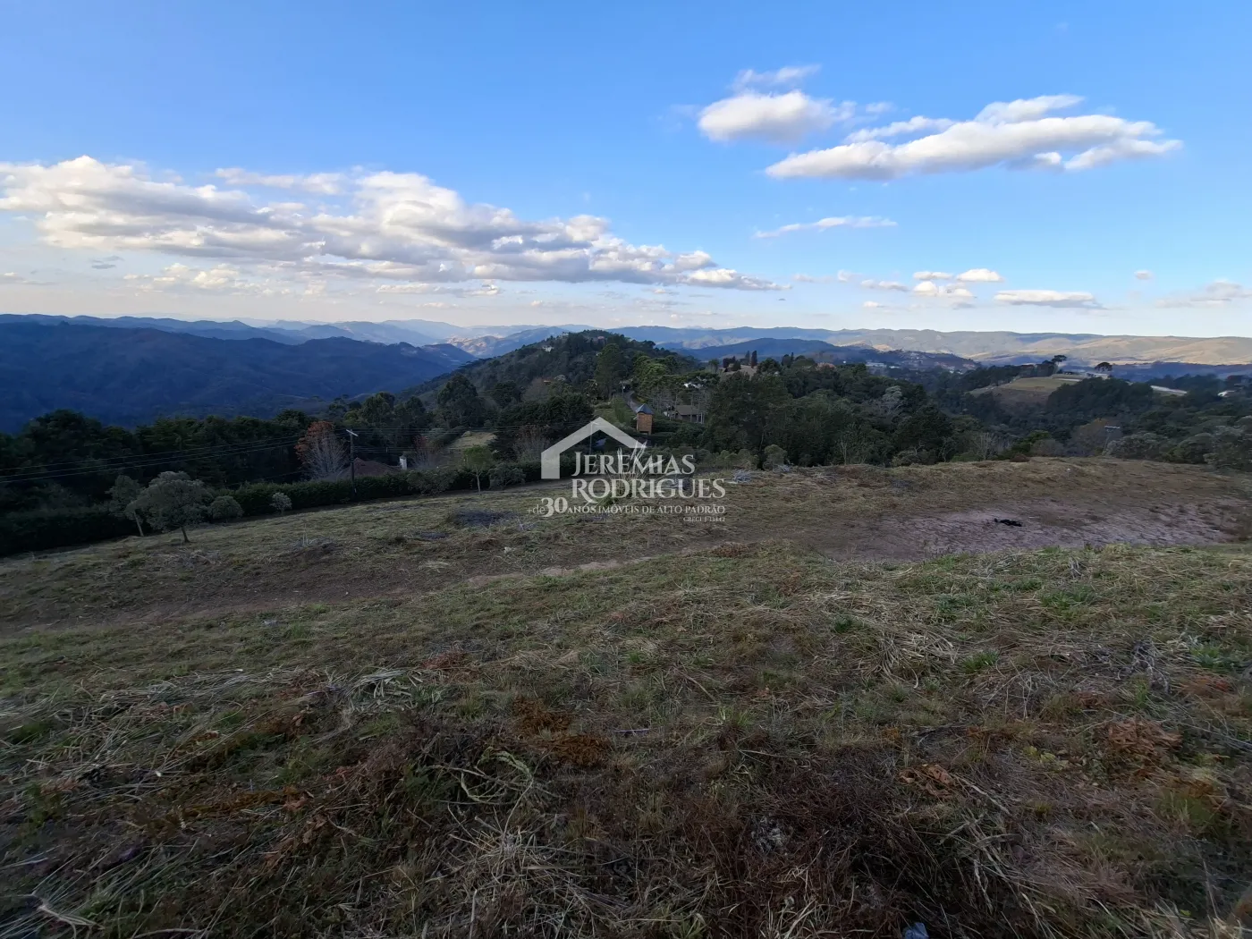 Terreno à venda com 8.940 m² no Condomínio Pedra do Fogo em Campos do Jordão/SP.