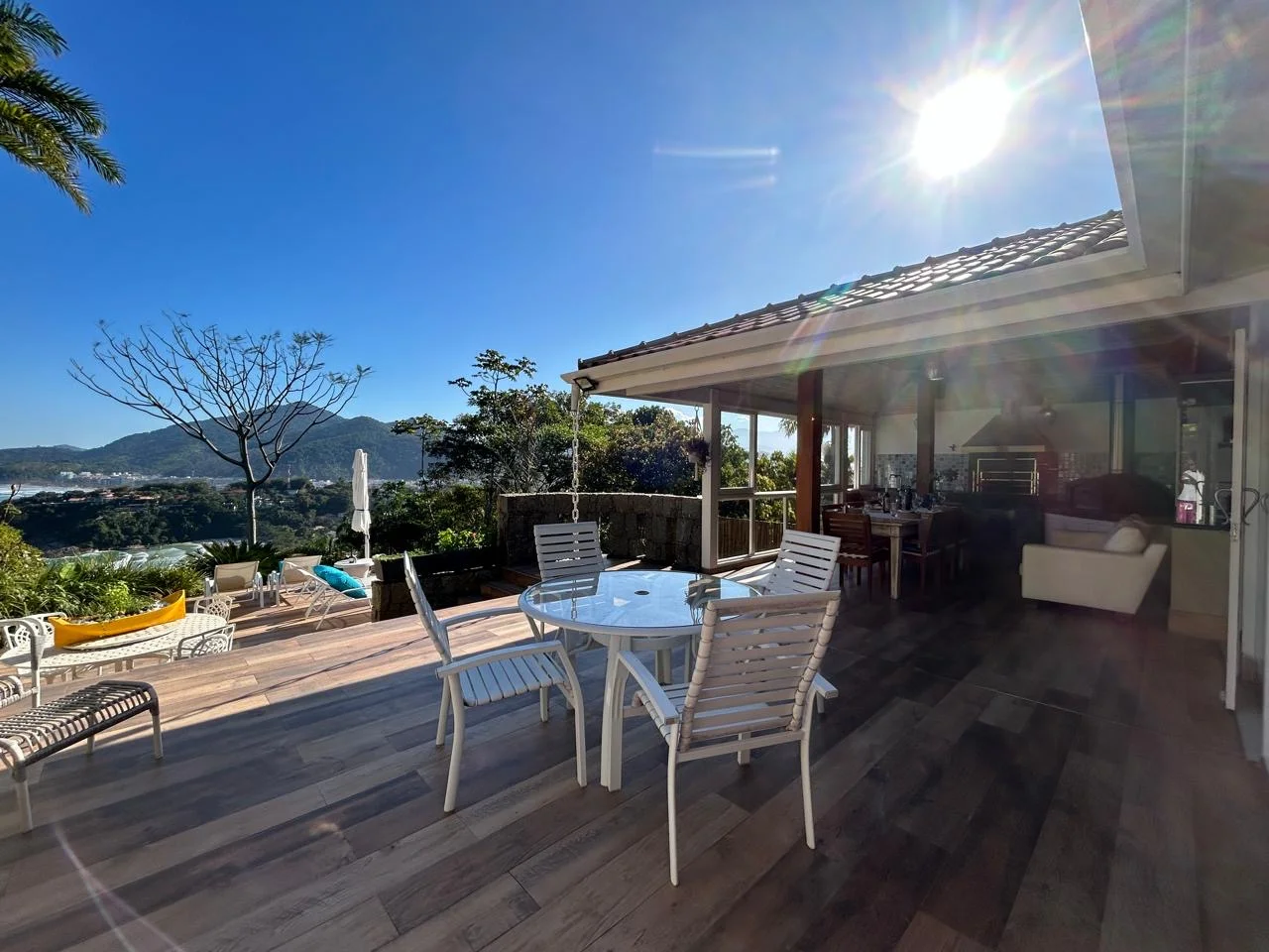 Casa á venda com 4 dormitórios no Condomínio Alto da Praia Vermelha em Ubatuba/SP.