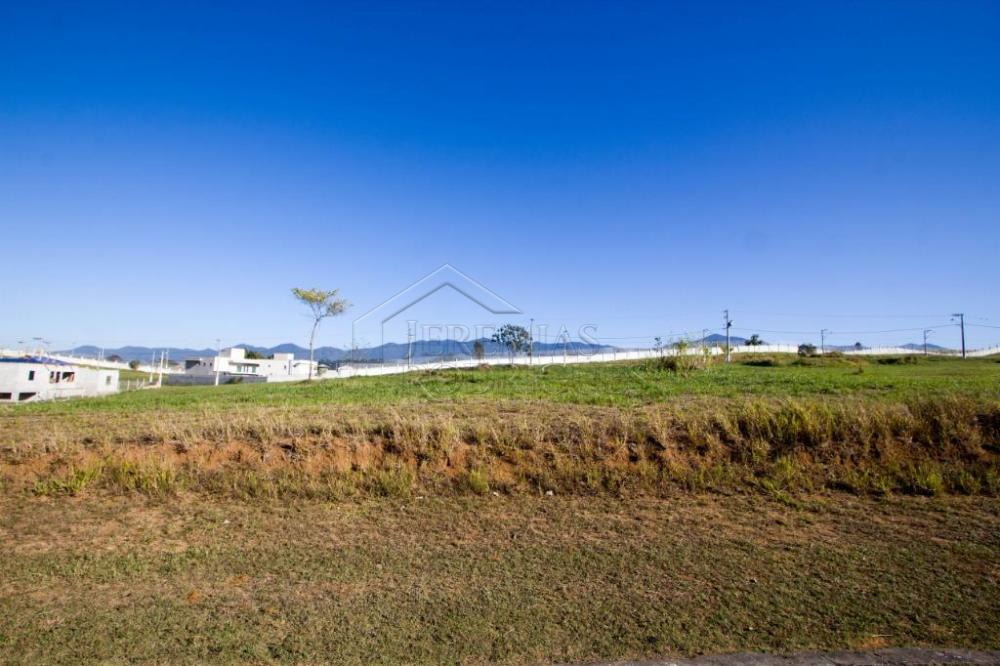 Terreno à venda com 1.000 m² no Condomínio Village da Serra em Tremembé/SP.