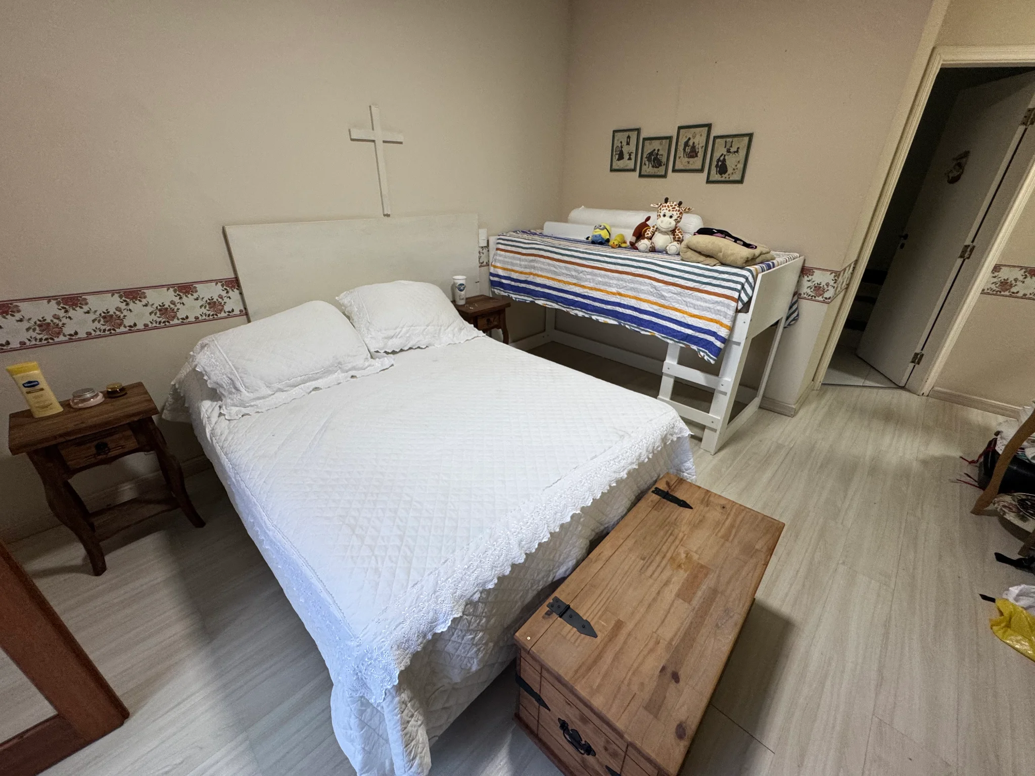 Casa à venda com 5 dormitórios no Condomínio Villlage Paineiras em Pindamonhangaba/SP. 