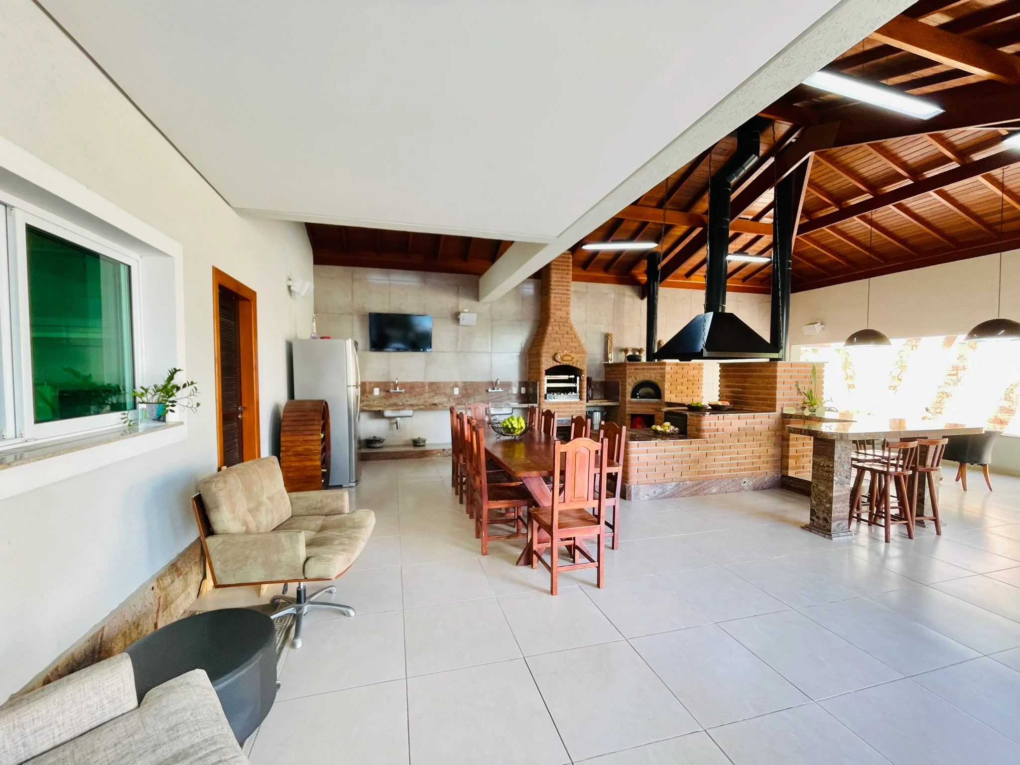 Casa à venda com 4 dormitórios no Condomínio Campos do Conde II em Tremembé/SP.