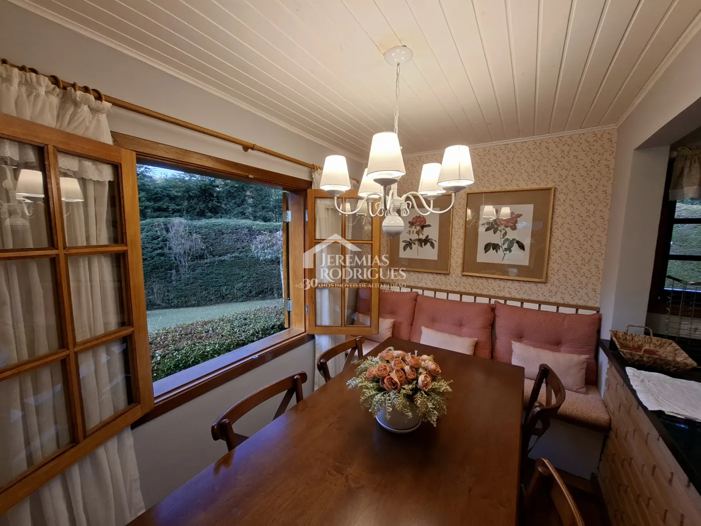 Casa à venda com 2 dormitórios no Condomínio Petiti Village em Campos do Jordão/SP.