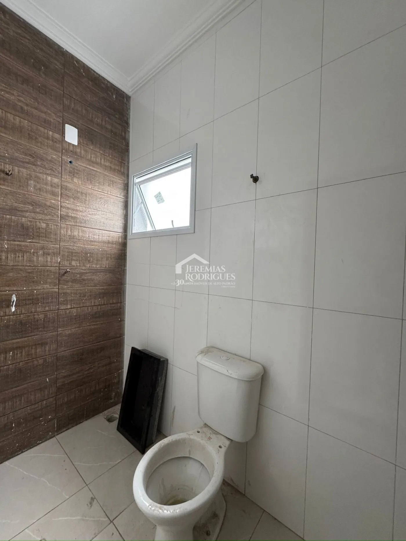 Casa à venda com 3 dormitórios no Condomínio Vila Romana em Pindamonhangaba/SP.