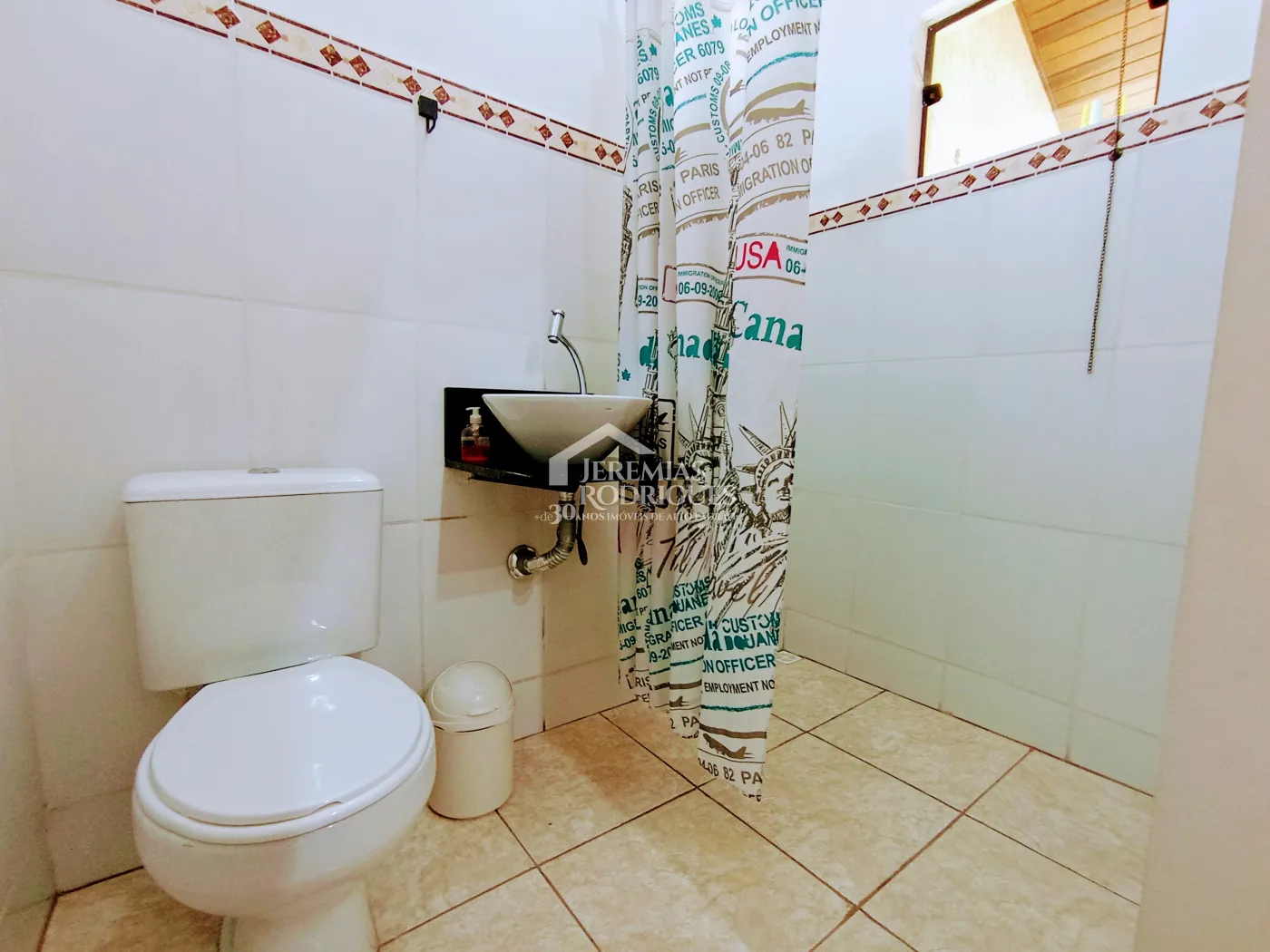 Casa assobradada à venda com 3 suítes no Condomínio Fortaleza em Taubaté/SP.