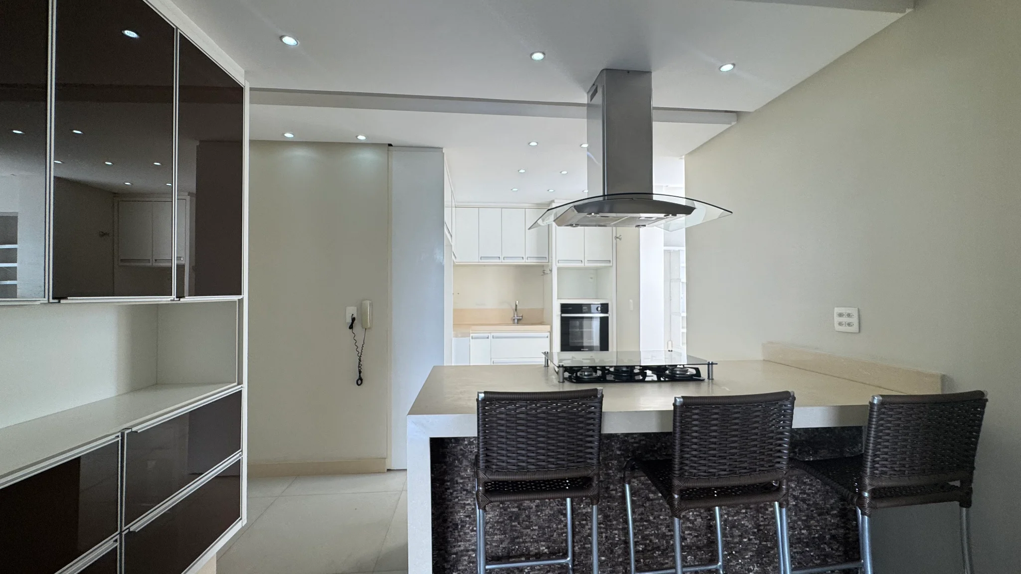 Apartamento à venda no Edifício Serra da Mantiqueira em Pindamonhangaba/SP. 