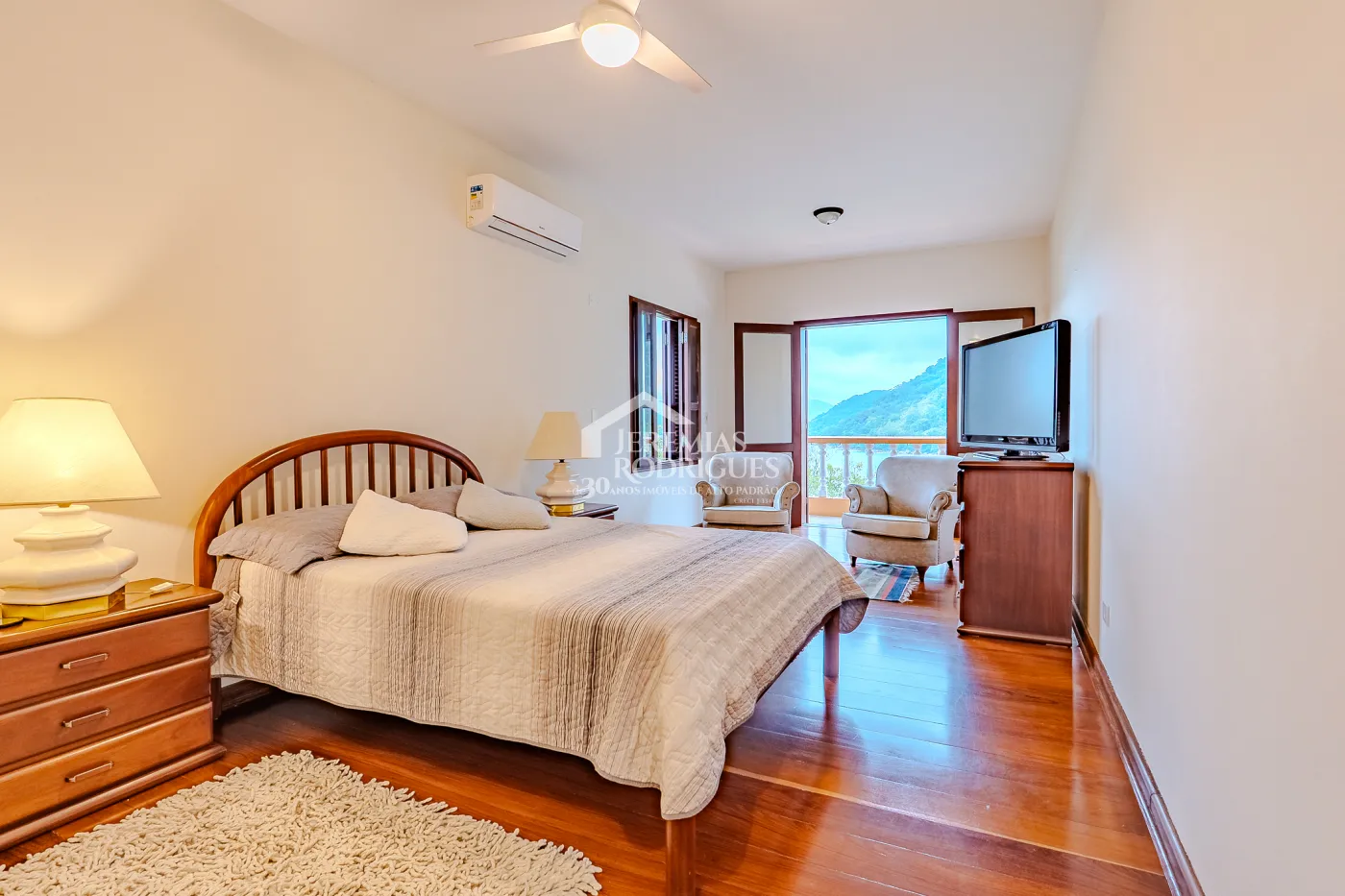 Mansão à venda com 7suítes no Condomínio Santa Rita em Ubatuba/SP.