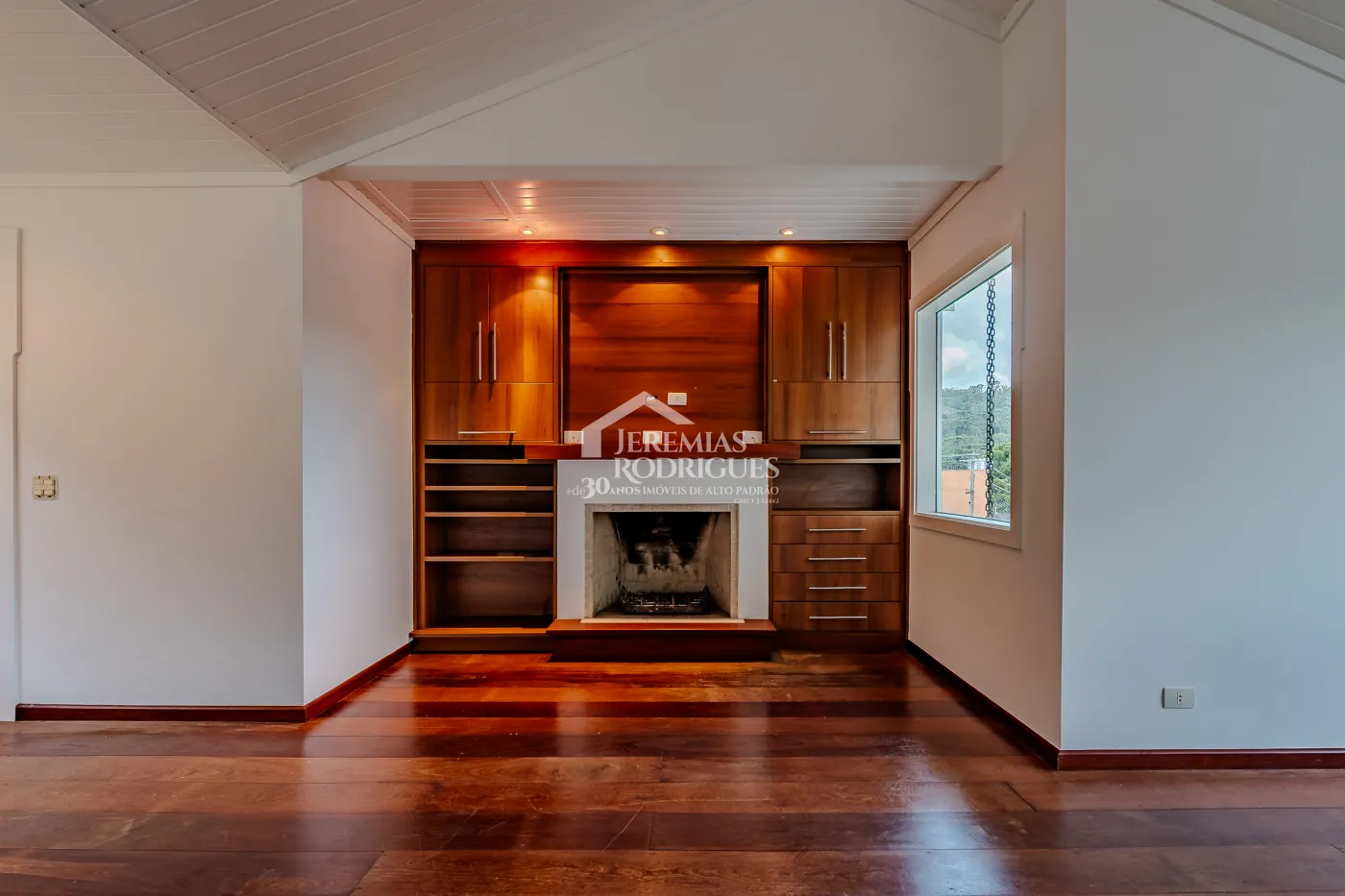 Casa para venda com 5 suítes no Condomínio Jardim Véu da Noiva em Campos do Jordão/SP