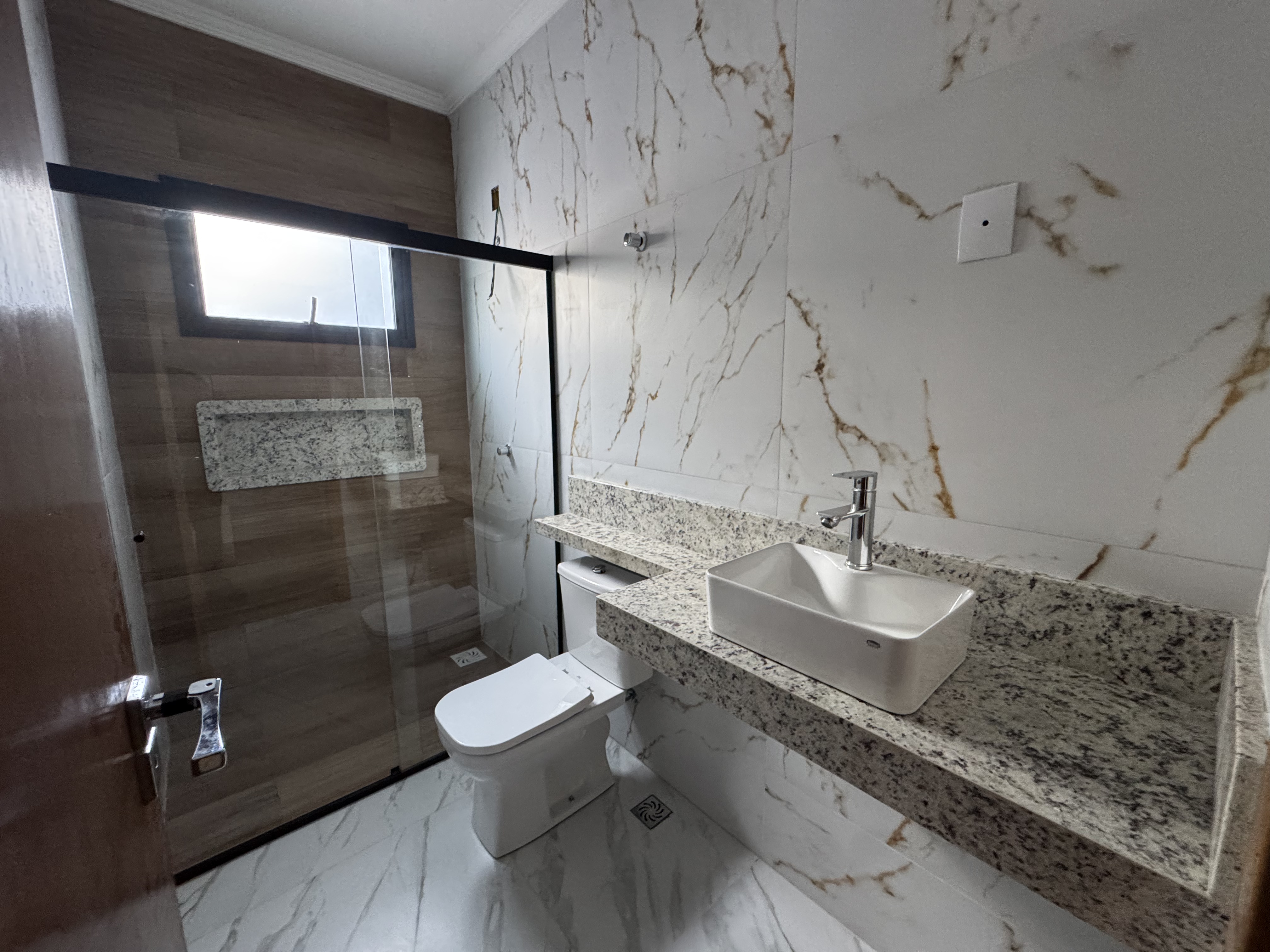 Casa à venda com 3 dormitórios no Condomínio Laguna em Pindamonhangaba/SP.